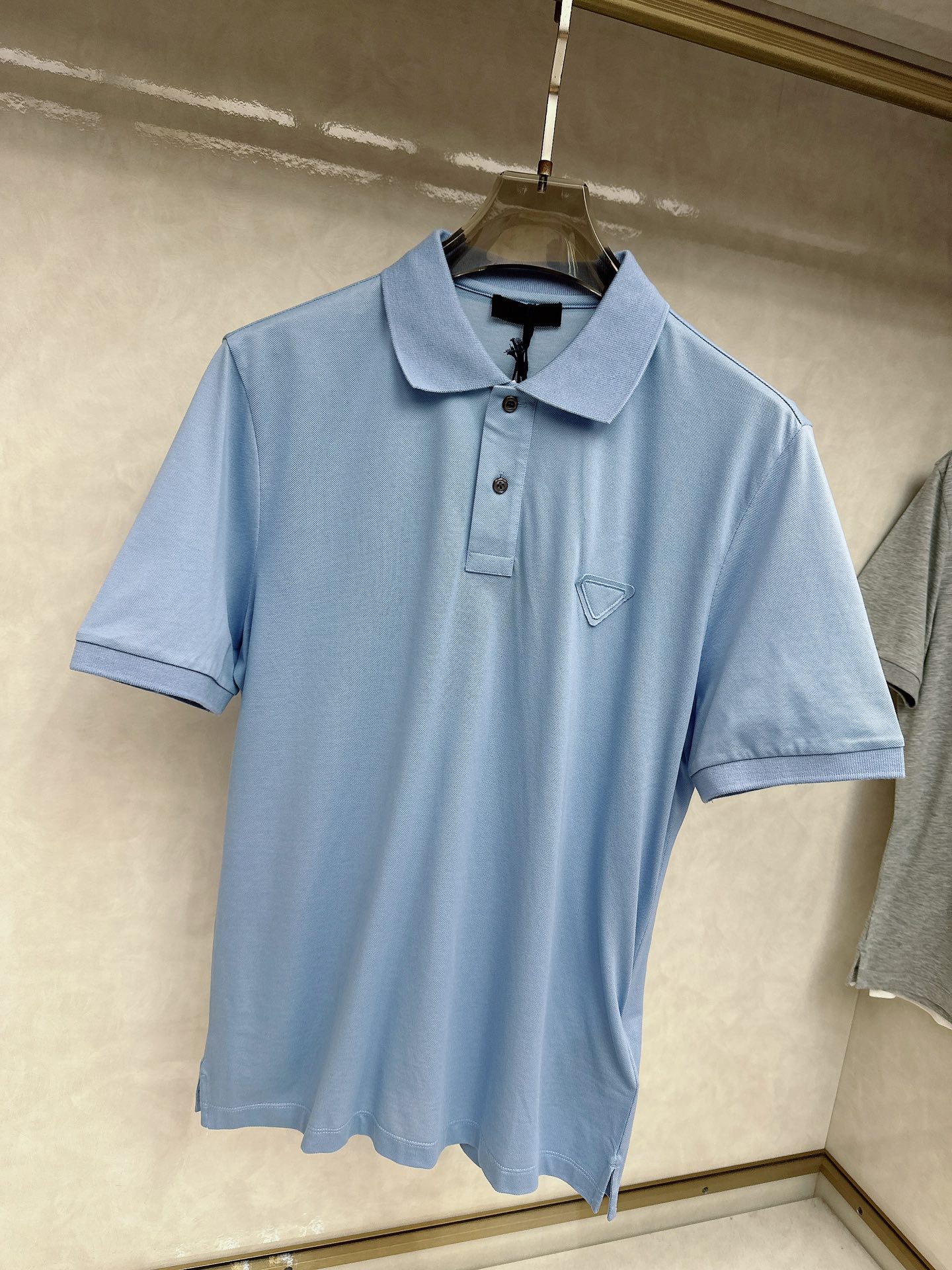  普拉达 2025春夏新款男士翻领衫短袖 柜台同步发售  简洁时尚百搭 高端品质 胸前凹凸logo设计 