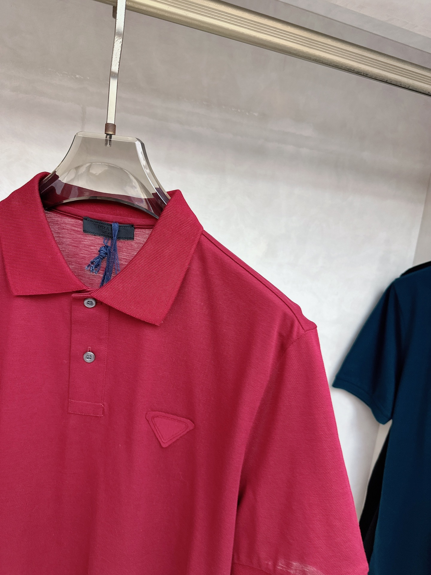  普拉达 2025春夏新款男士翻领衫短袖 柜台同步发售  简洁时尚百搭 高端品质 胸前凹凸logo设计 