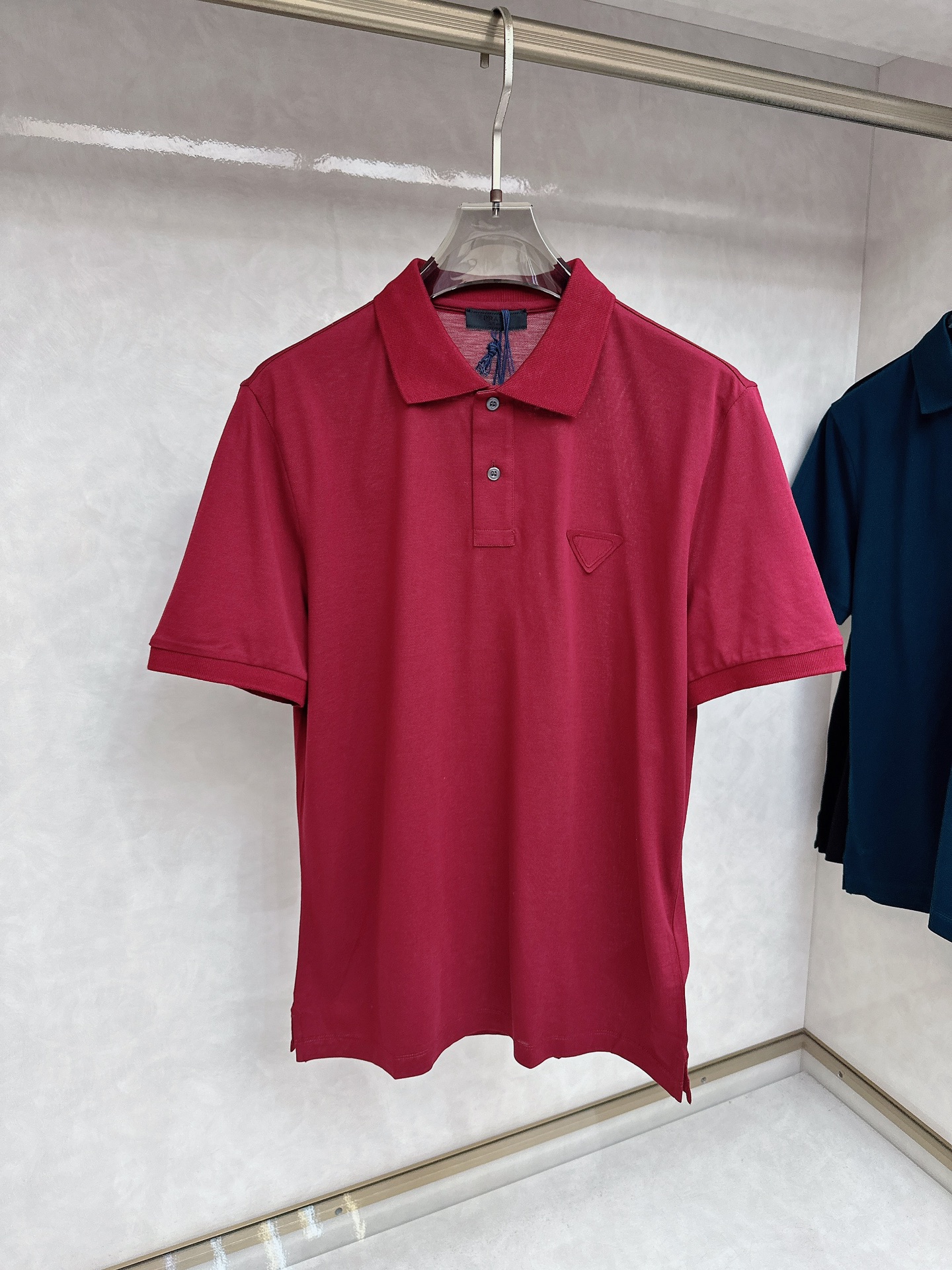  普拉达 2025春夏新款男士翻领衫短袖 柜台同步发售  简洁时尚百搭 高端品质 胸前凹凸logo设计 