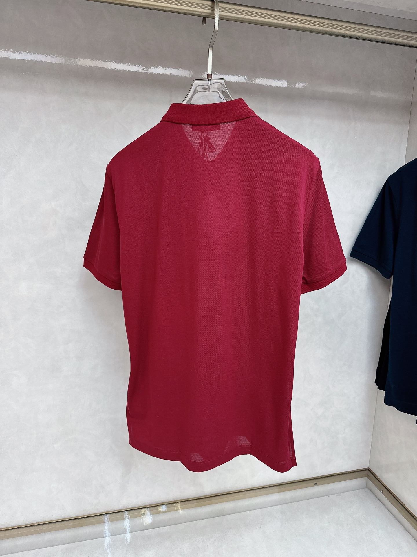  普拉达 2025春夏新款男士翻领衫短袖 柜台同步发售  简洁时尚百搭 高端品质 胸前凹凸logo设计 