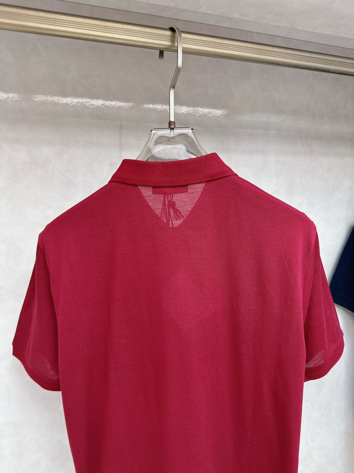  普拉达 2025春夏新款男士翻领衫短袖 柜台同步发售  简洁时尚百搭 高端品质 胸前凹凸logo设计 