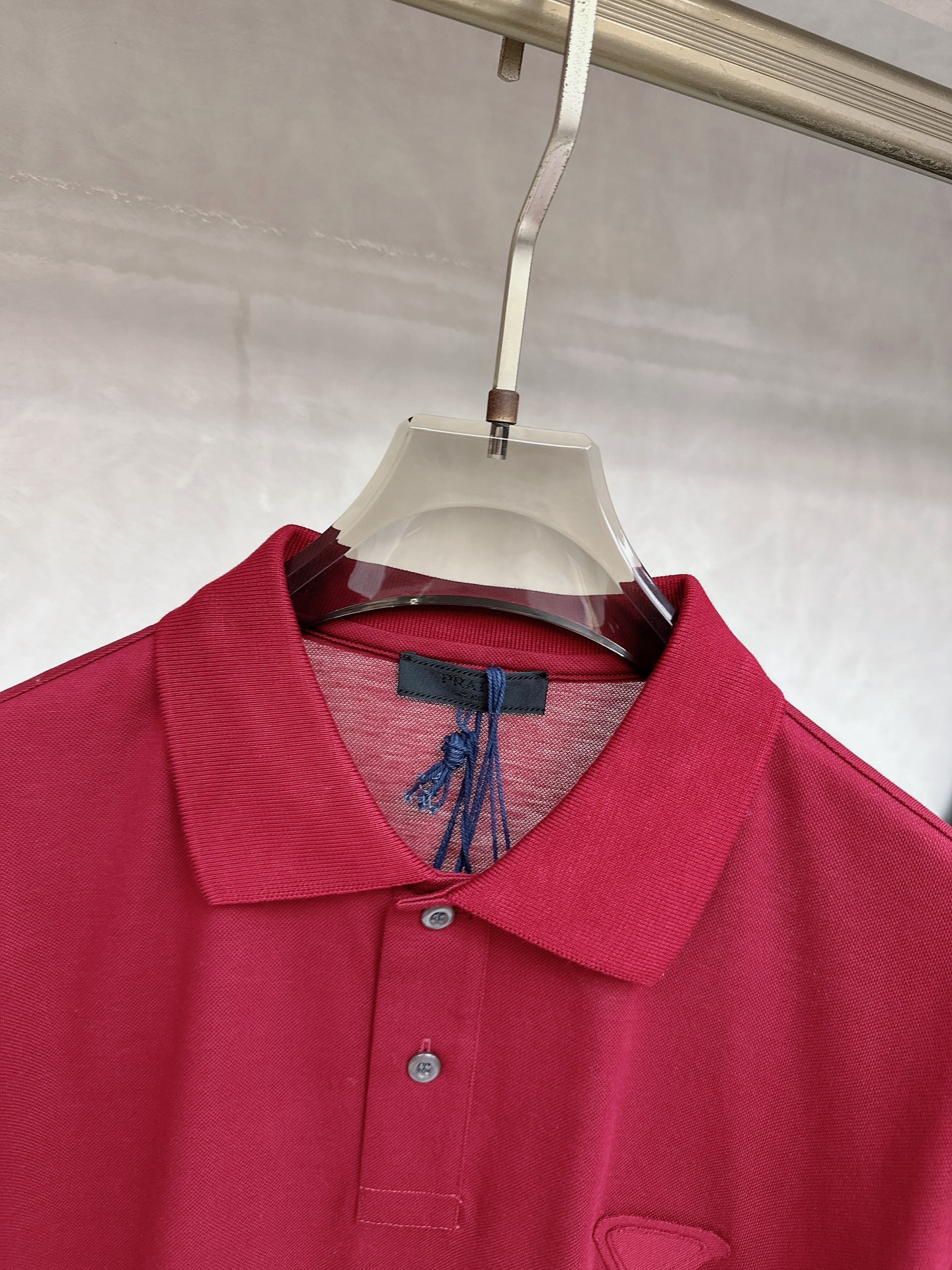  普拉达 2025春夏新款男士翻领衫短袖 柜台同步发售  简洁时尚百搭 高端品质 胸前凹凸logo设计 