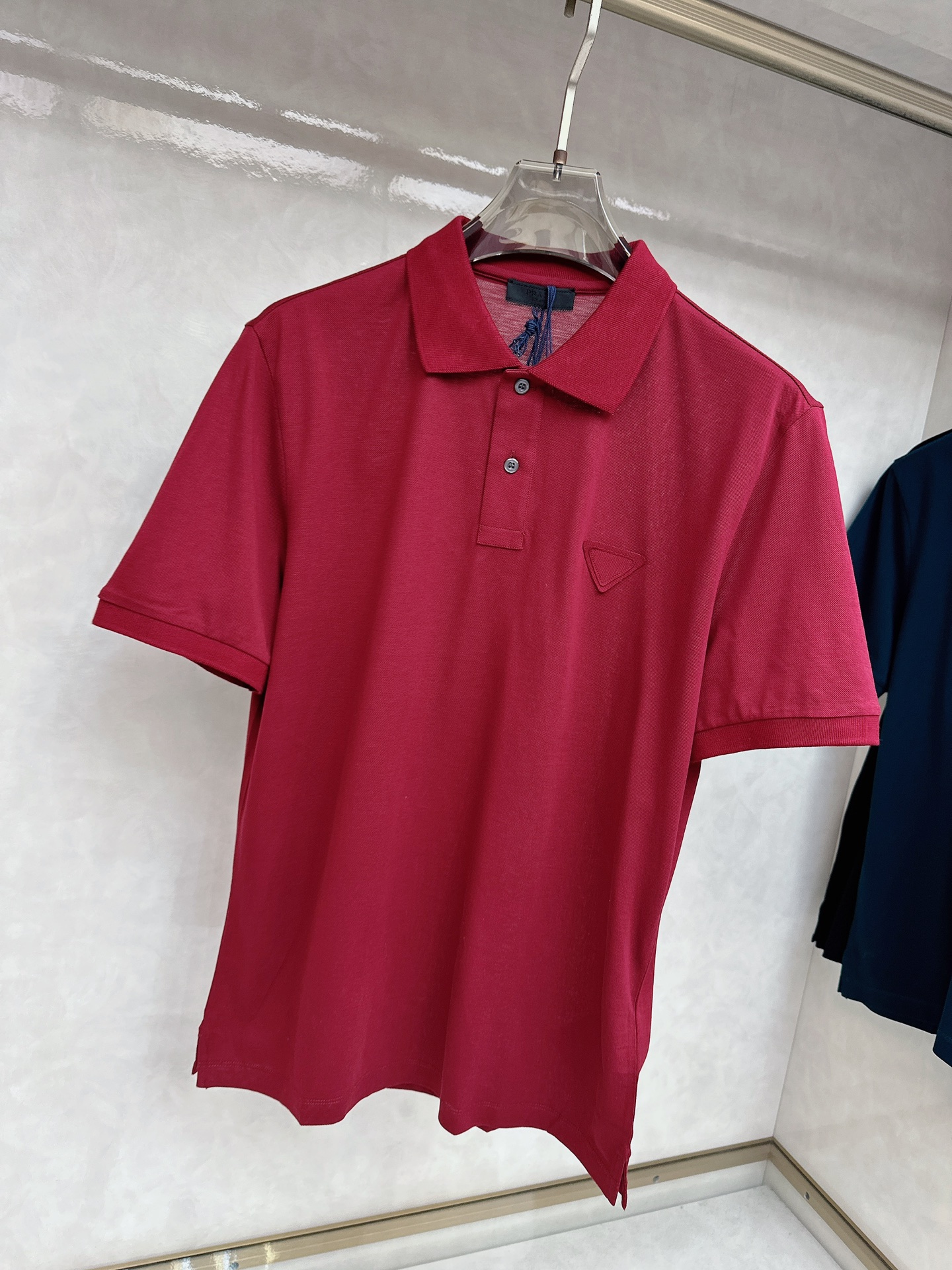  普拉达 2025春夏新款男士翻领衫短袖 柜台同步发售  简洁时尚百搭 高端品质 胸前凹凸logo设计 