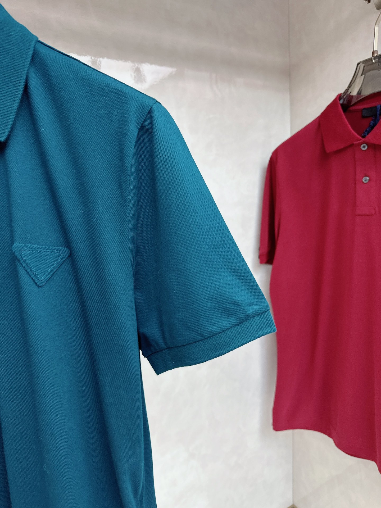  普拉达 2025春夏新款男士翻领衫短袖 柜台同步发售  简洁时尚百搭 高端品质 胸前凹凸logo设计 