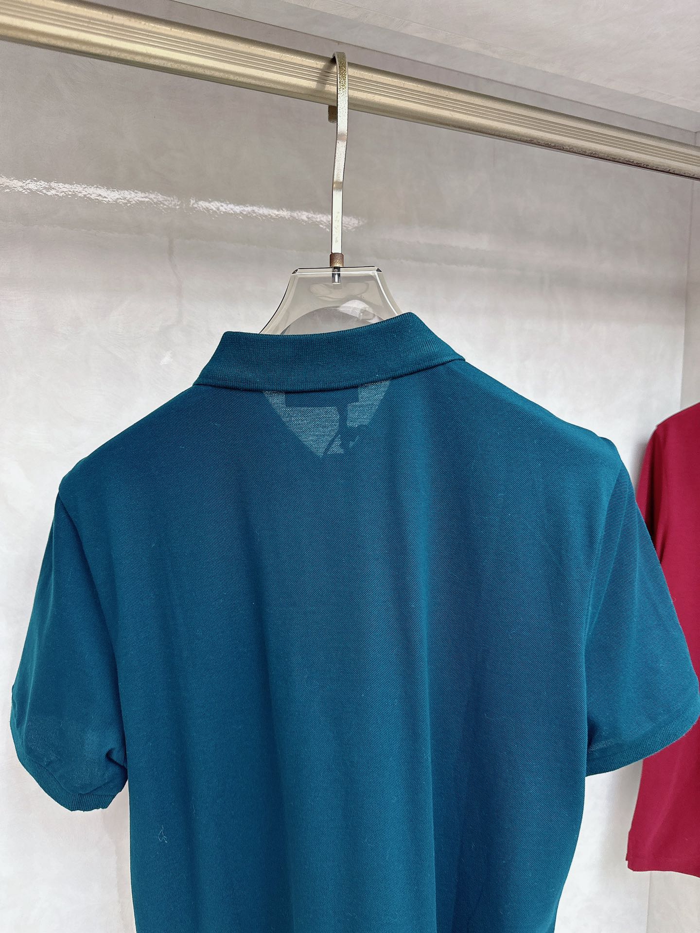  普拉达 2025春夏新款男士翻领衫短袖 柜台同步发售  简洁时尚百搭 高端品质 胸前凹凸logo设计 