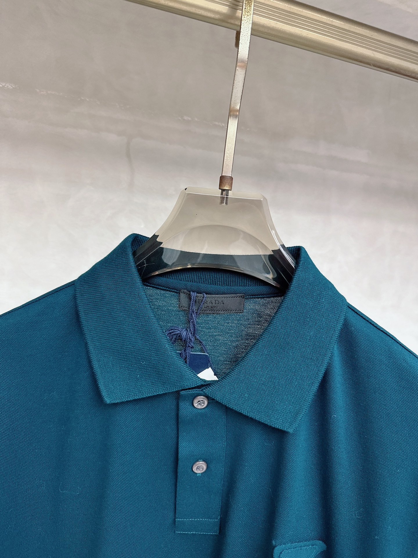  普拉达 2025春夏新款男士翻领衫短袖 柜台同步发售  简洁时尚百搭 高端品质 胸前凹凸logo设计 