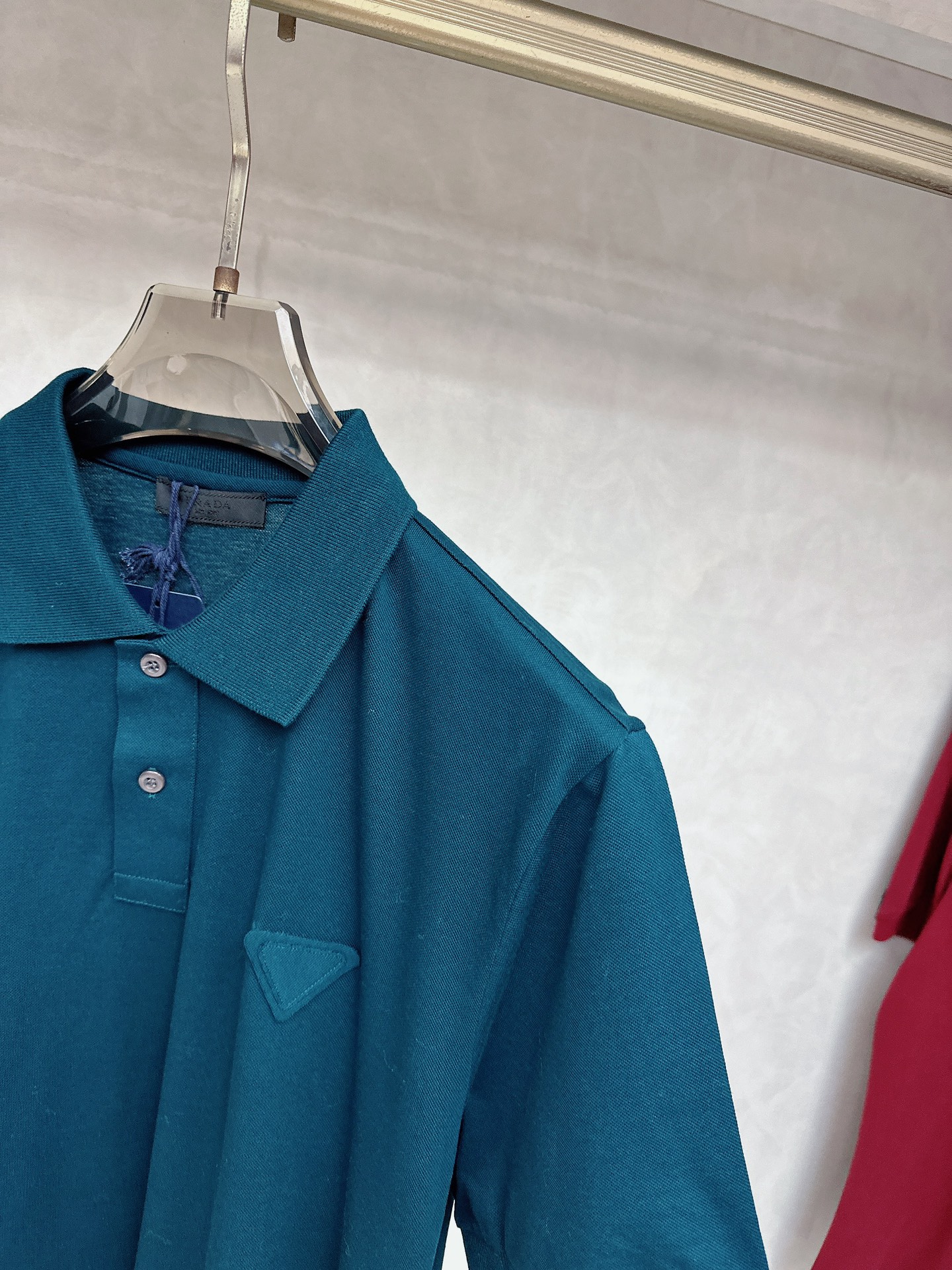  普拉达 2025春夏新款男士翻领衫短袖 柜台同步发售  简洁时尚百搭 高端品质 胸前凹凸logo设计 