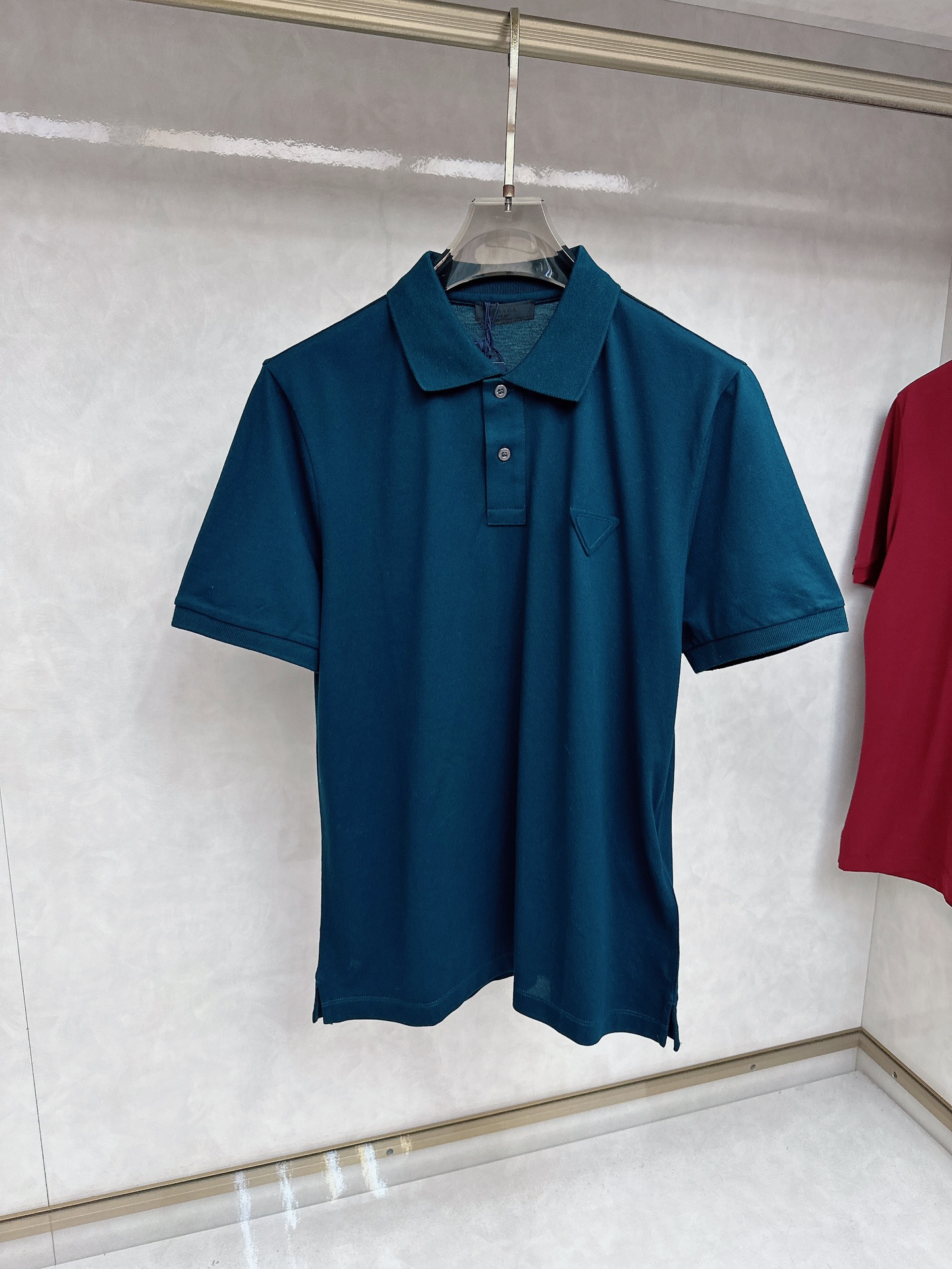  普拉达 2025春夏新款男士翻领衫短袖 柜台同步发售  简洁时尚百搭 高端品质 胸前凹凸logo设计 