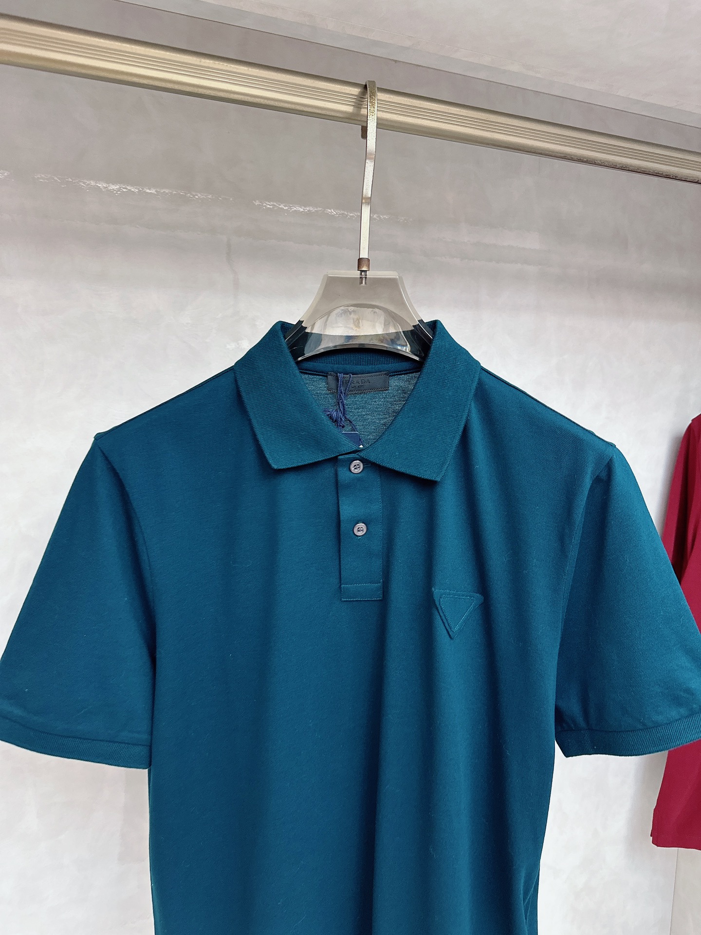  普拉达 2025春夏新款男士翻领衫短袖 柜台同步发售  简洁时尚百搭 高端品质 胸前凹凸logo设计 