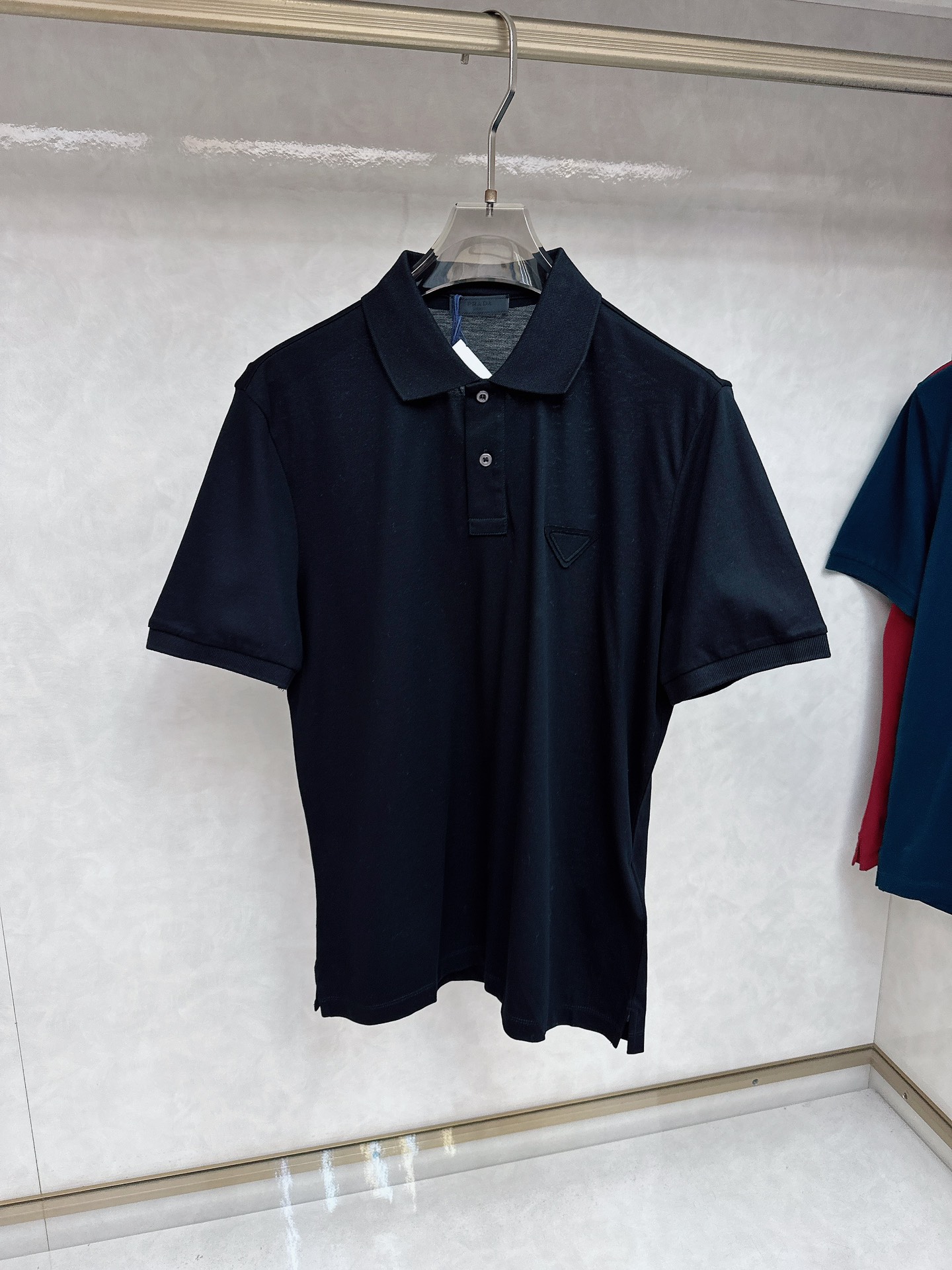  普拉达 2025春夏新款男士翻领衫短袖 柜台同步发售  简洁时尚百搭 高端品质 胸前凹凸logo设计 