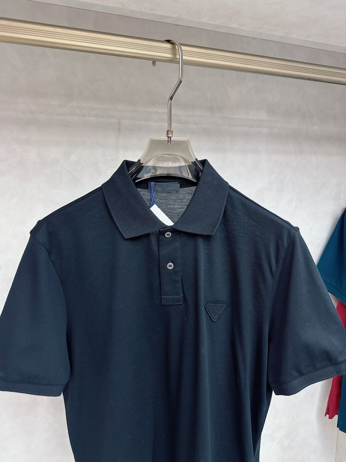  普拉达 2025春夏新款男士翻领衫短袖 柜台同步发售  简洁时尚百搭 高端品质 胸前凹凸logo设计 