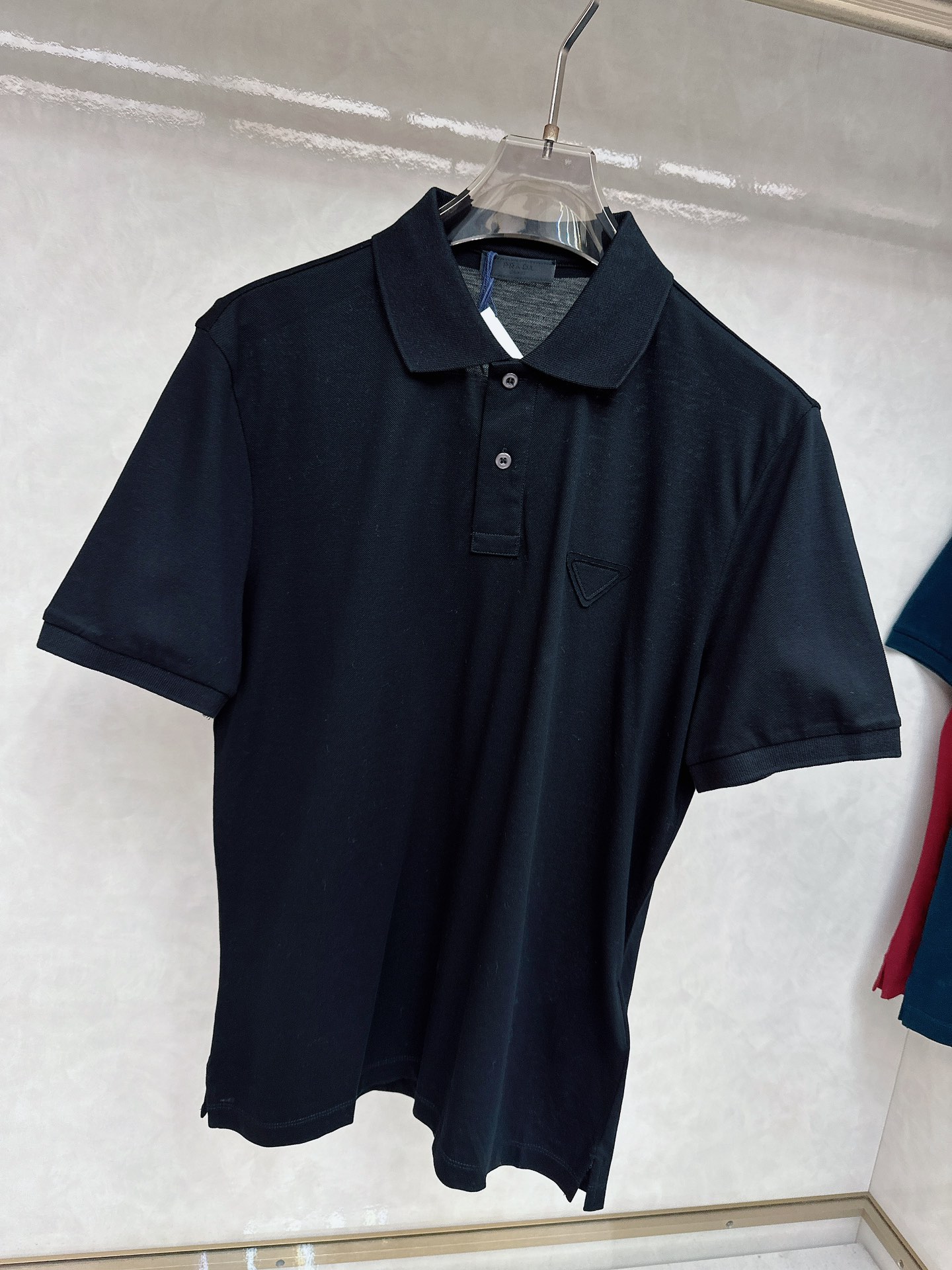  普拉达 2025春夏新款男士翻领衫短袖 柜台同步发售  简洁时尚百搭 高端品质 胸前凹凸logo设计 