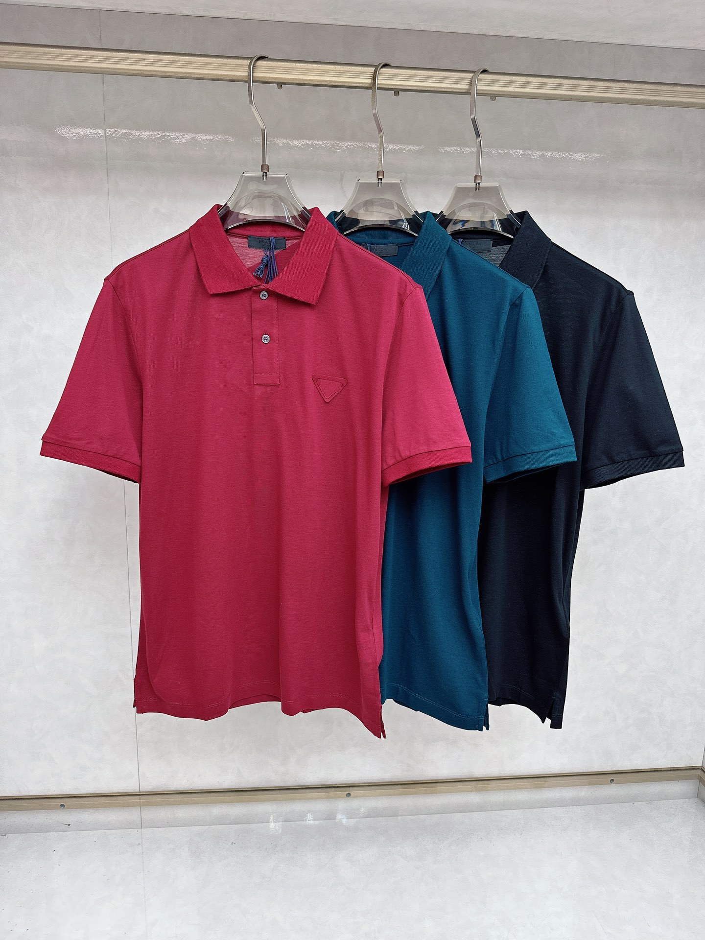  普拉达 2025春夏新款男士翻领衫短袖 柜台同步发售  简洁时尚百搭 高端品质 胸前凹凸logo设计 