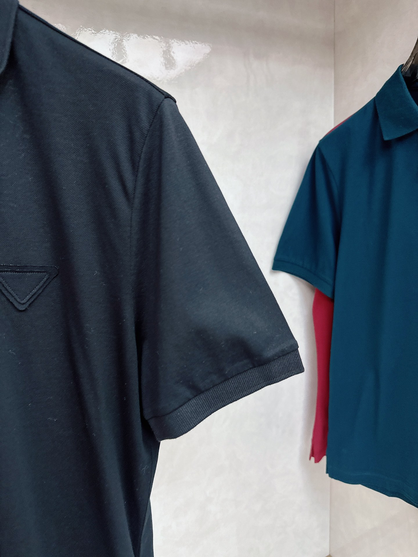  普拉达 2025春夏新款男士翻领衫短袖 柜台同步发售  简洁时尚百搭 高端品质 胸前凹凸logo设计 