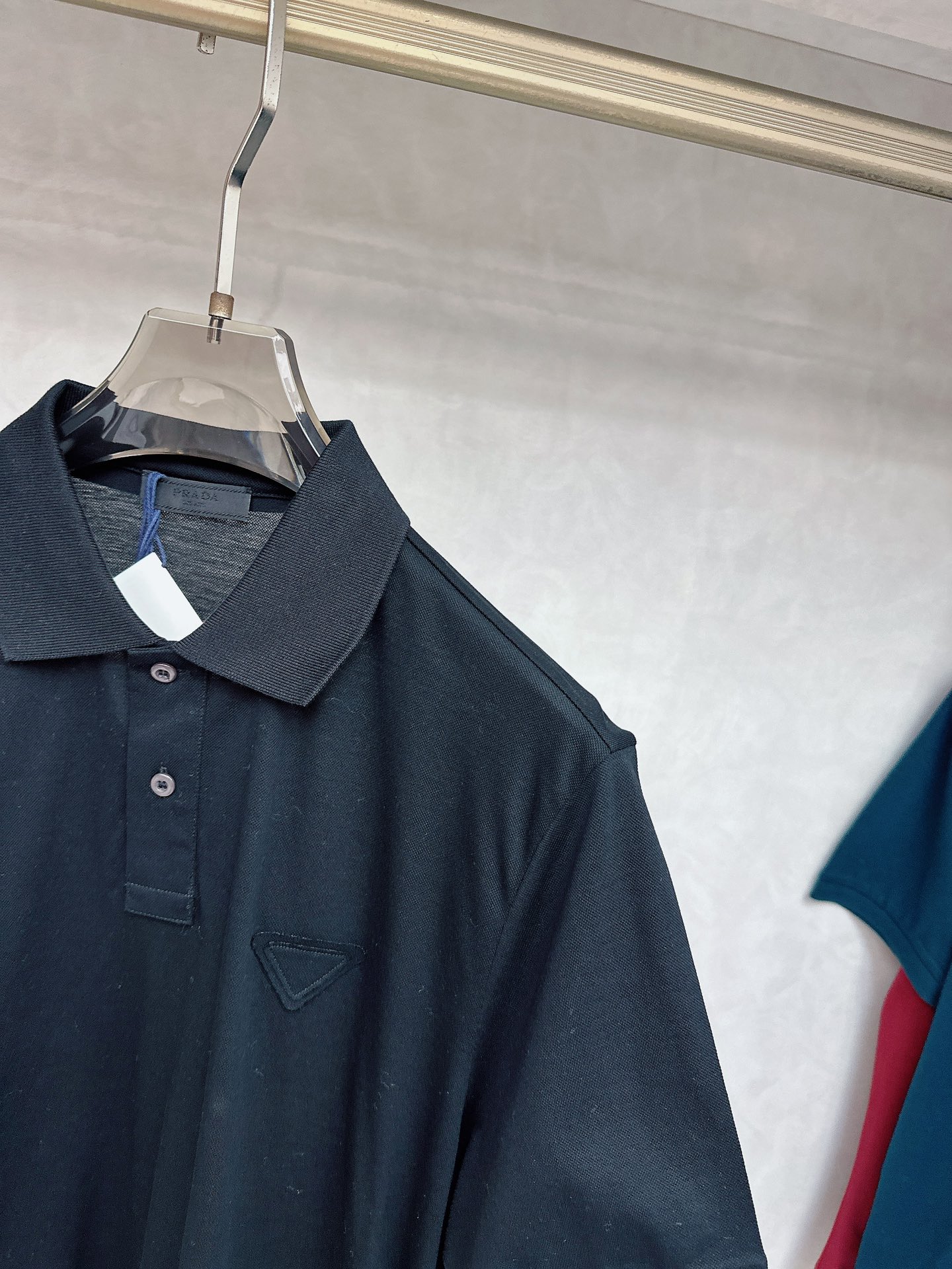  普拉达 2025春夏新款男士翻领衫短袖 柜台同步发售  简洁时尚百搭 高端品质 胸前凹凸logo设计 