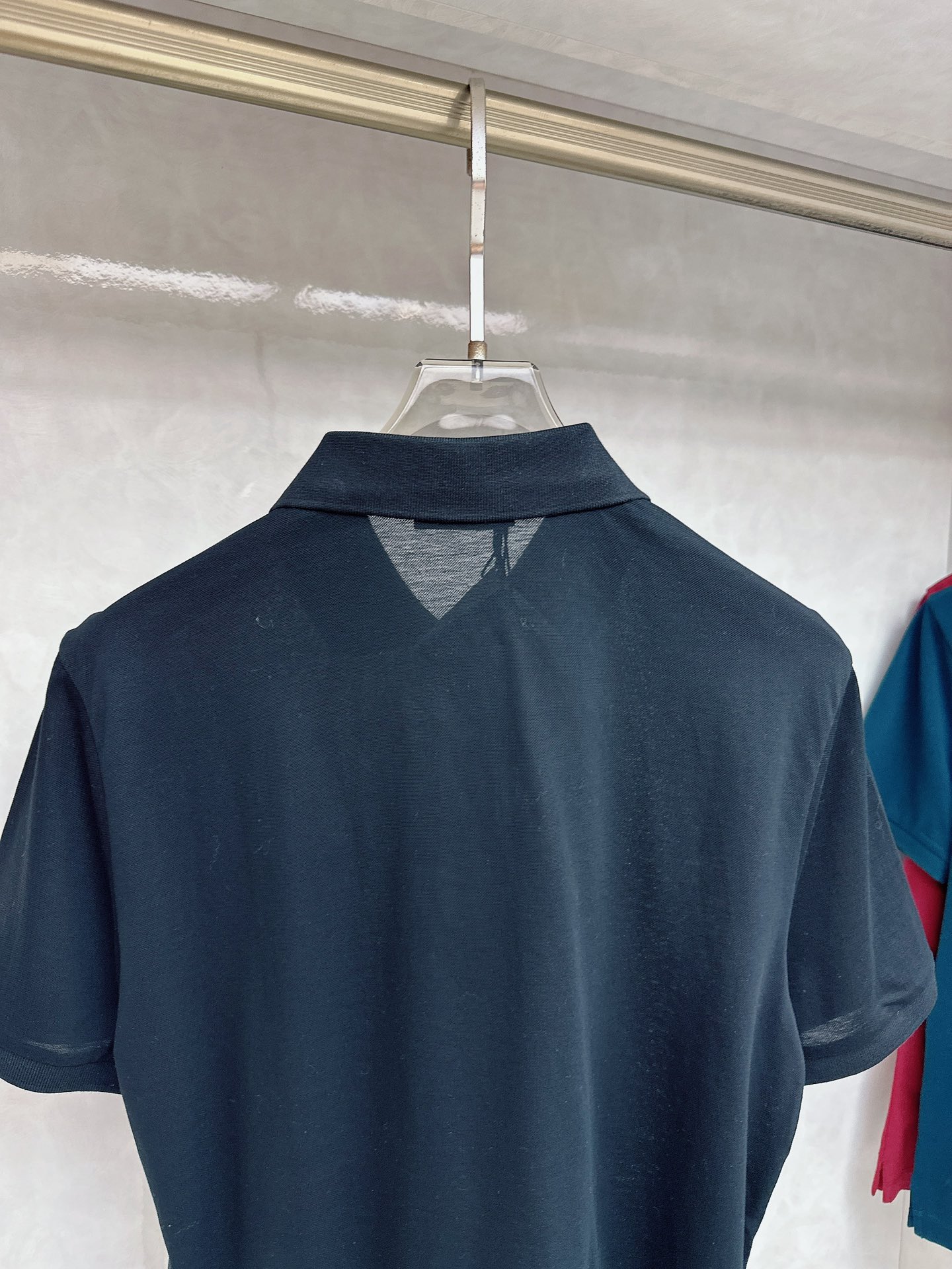  普拉达 2025春夏新款男士翻领衫短袖 柜台同步发售  简洁时尚百搭 高端品质 胸前凹凸logo设计 