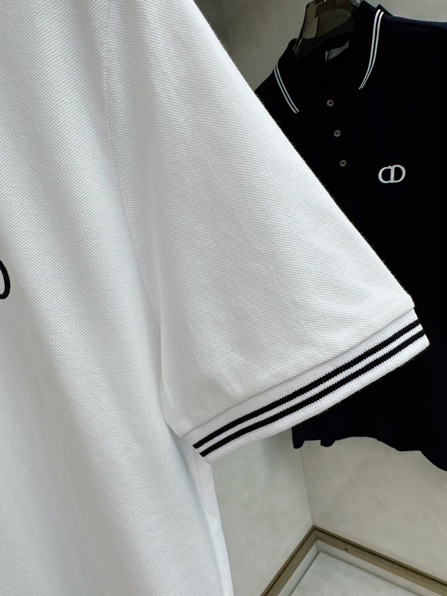  迪奥 2025春夏新款男士翻领衫短袖 柜台同步发售  简洁时尚百搭 高端品质 胸前凹凸logo设计 袖