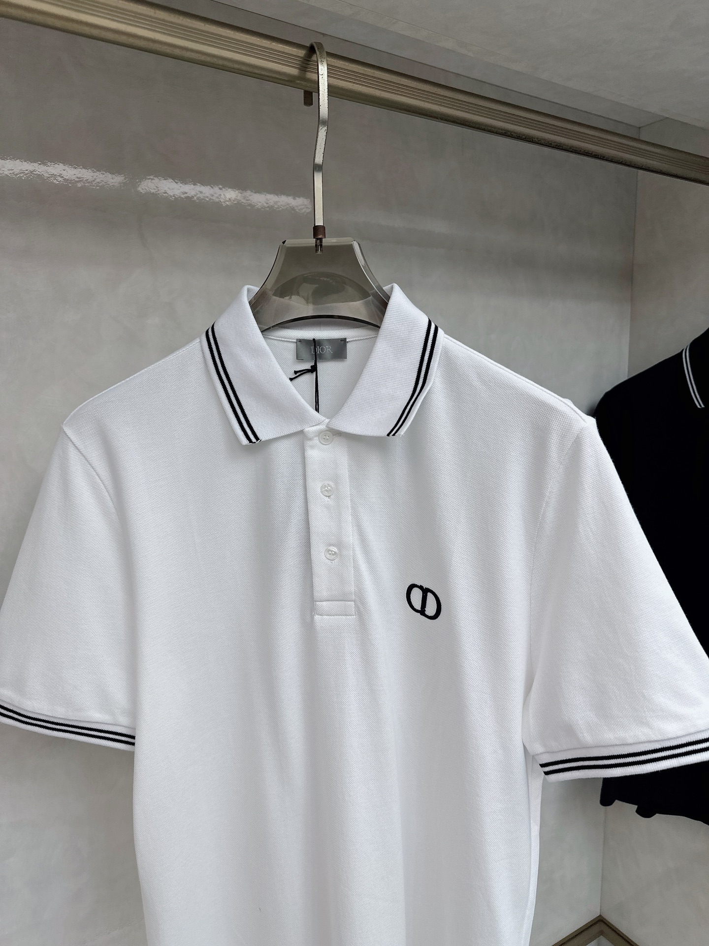  迪奥 2025春夏新款男士翻领衫短袖 柜台同步发售  简洁时尚百搭 高端品质 胸前凹凸logo设计 袖