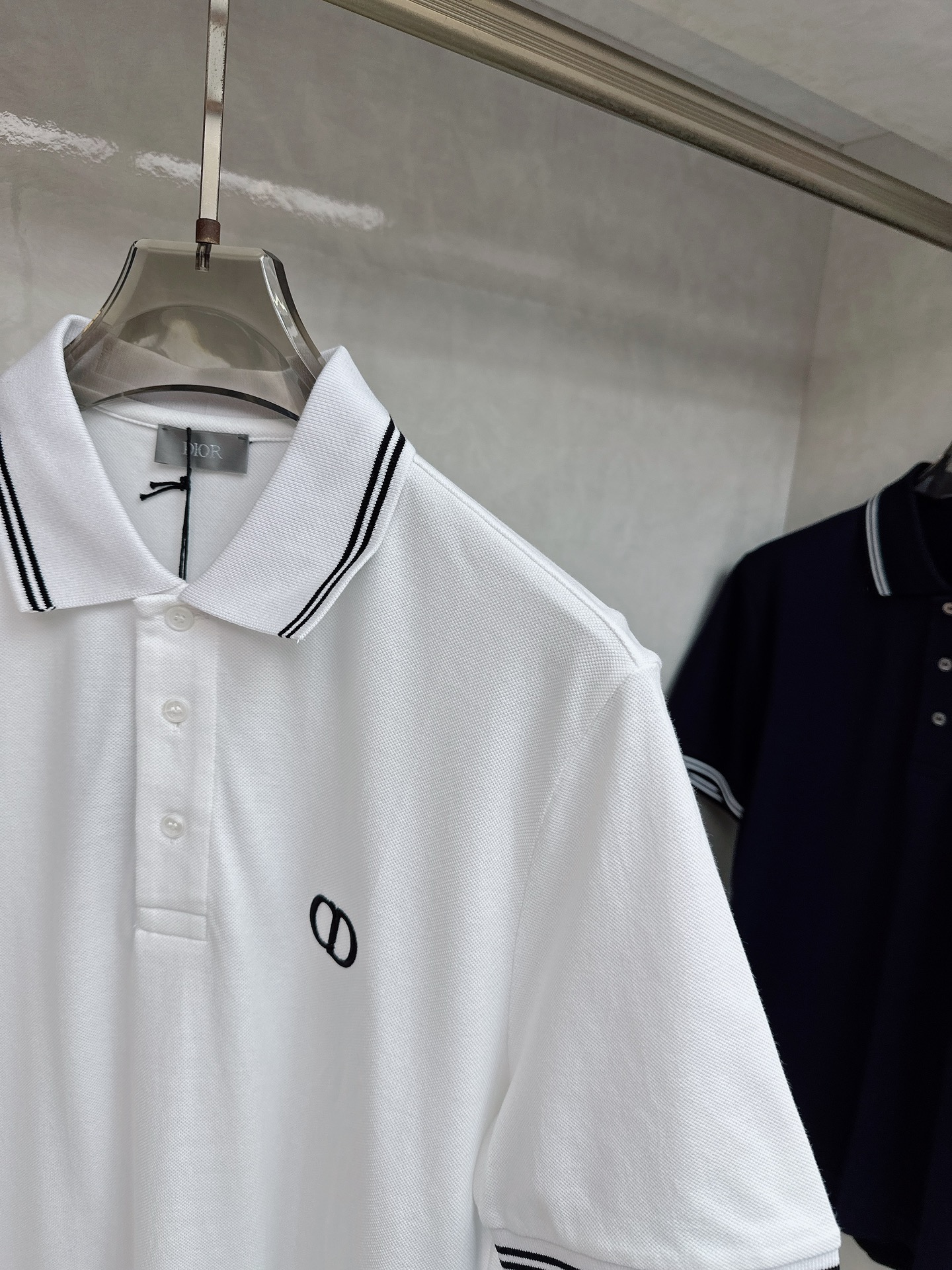  迪奥 2025春夏新款男士翻领衫短袖 柜台同步发售  简洁时尚百搭 高端品质 胸前凹凸logo设计 袖
