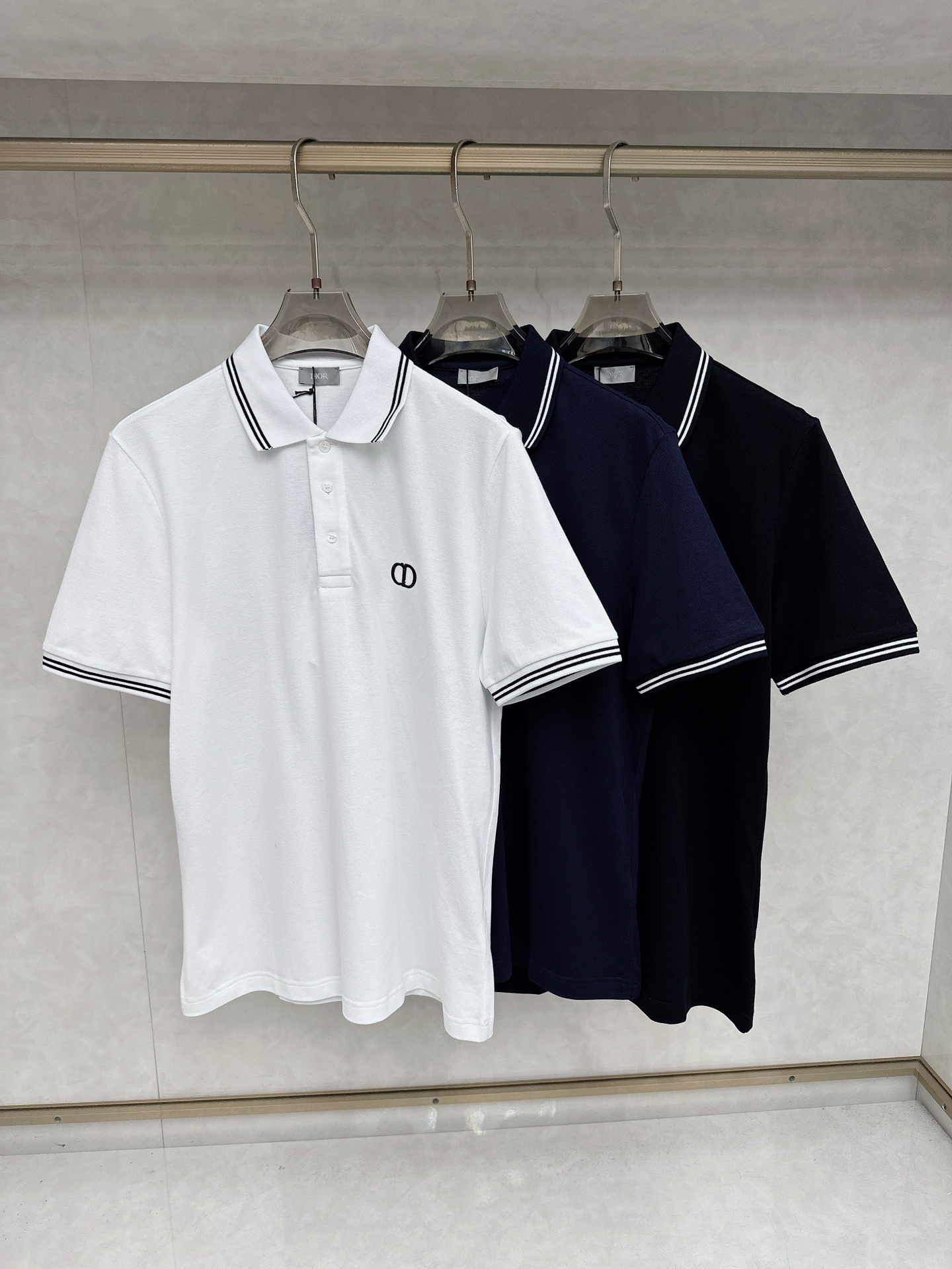  迪奥 2025春夏新款男士翻领衫短袖 柜台同步发售  简洁时尚百搭 高端品质 胸前凹凸logo设计 袖