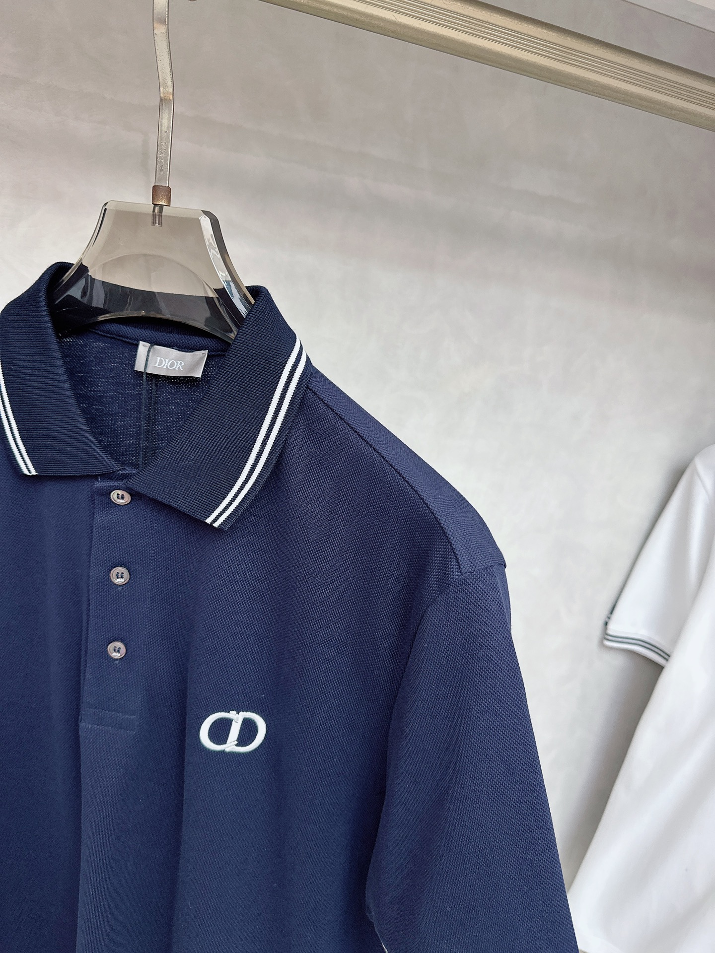  迪奥 2025春夏新款男士翻领衫短袖 柜台同步发售  简洁时尚百搭 高端品质 胸前凹凸logo设计 袖