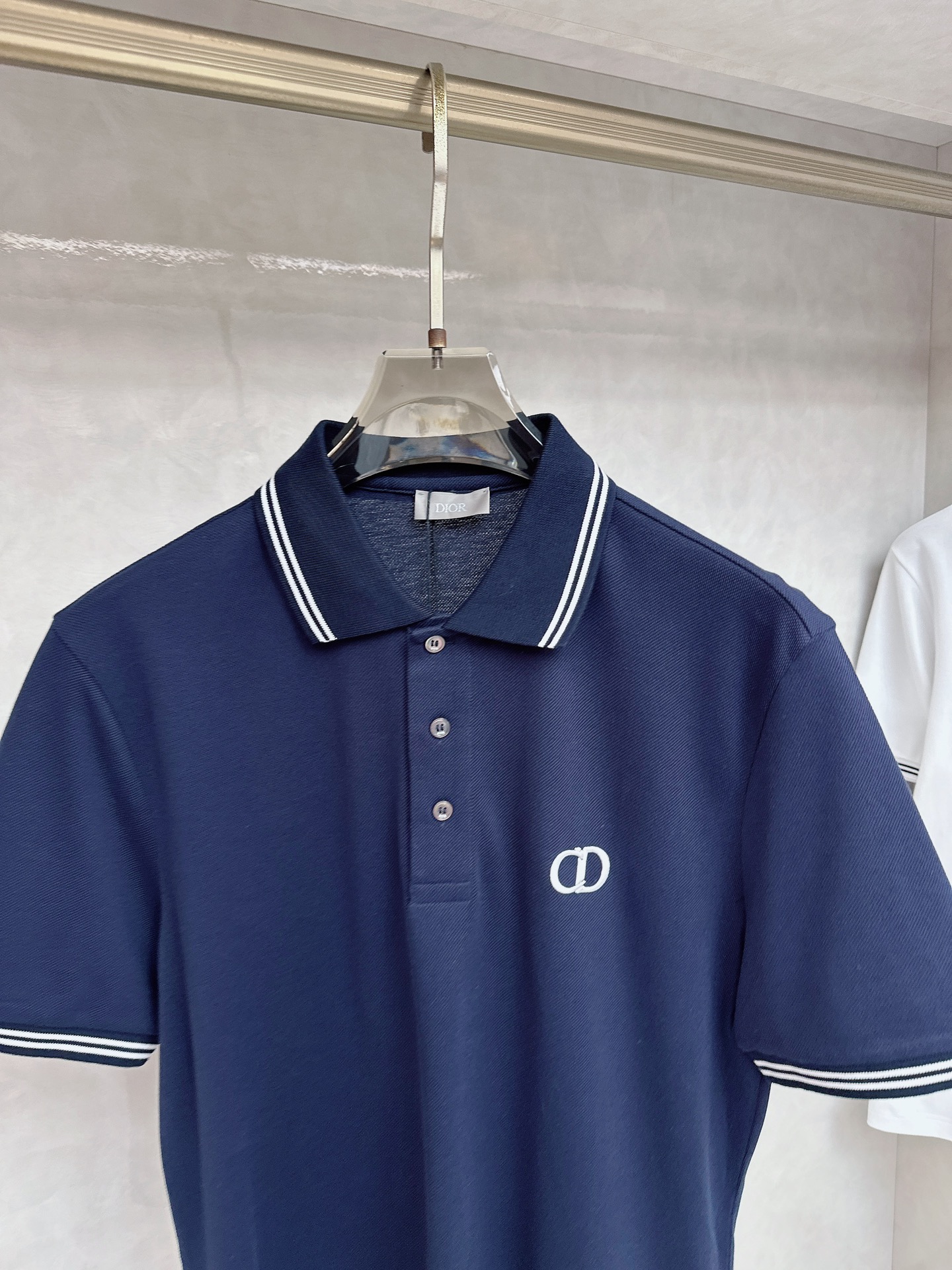  迪奥 2025春夏新款男士翻领衫短袖 柜台同步发售  简洁时尚百搭 高端品质 胸前凹凸logo设计 袖