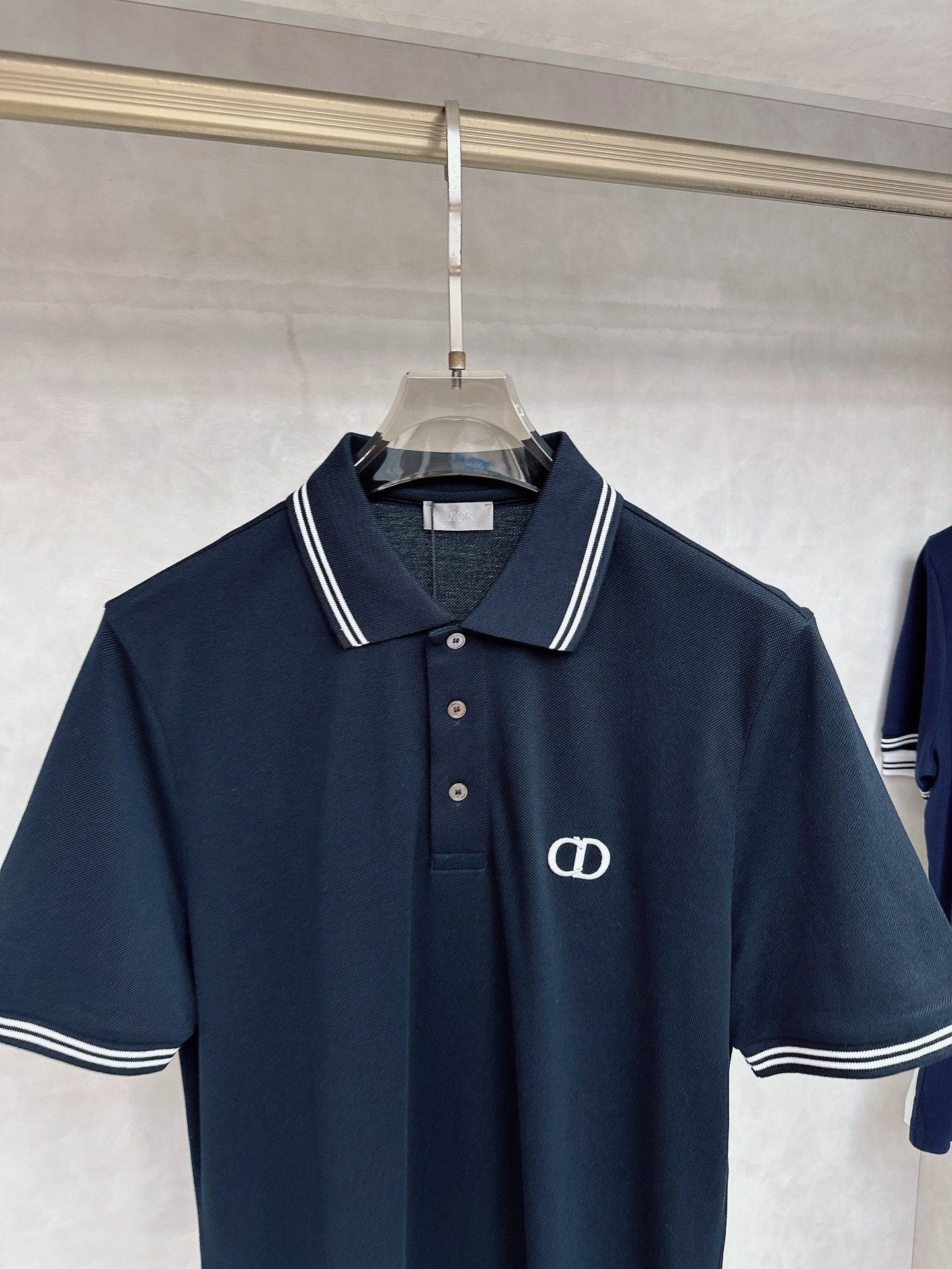  迪奥 2025春夏新款男士翻领衫短袖 柜台同步发售  简洁时尚百搭 高端品质 胸前凹凸logo设计 袖