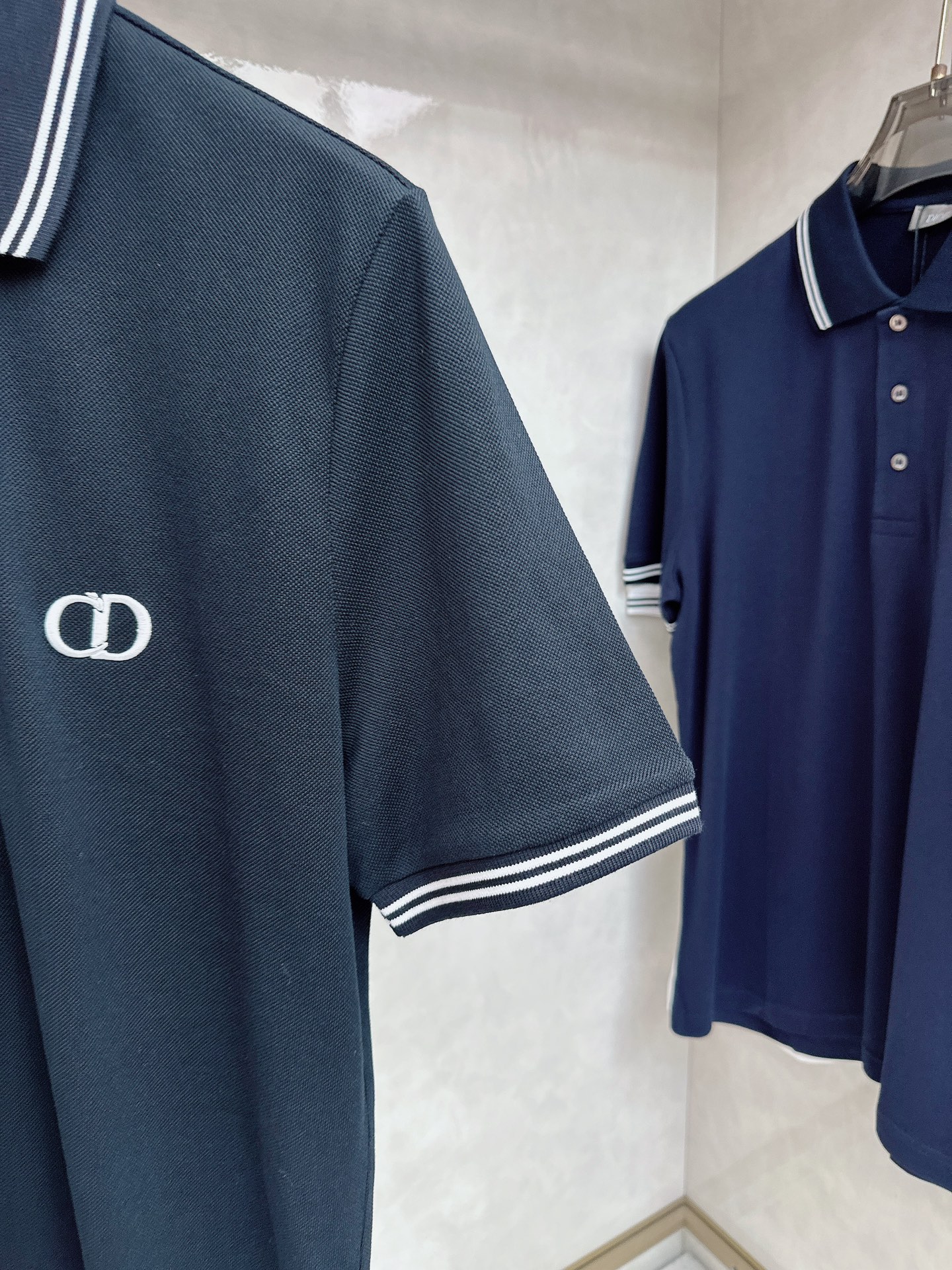  迪奥 2025春夏新款男士翻领衫短袖 柜台同步发售  简洁时尚百搭 高端品质 胸前凹凸logo设计 袖