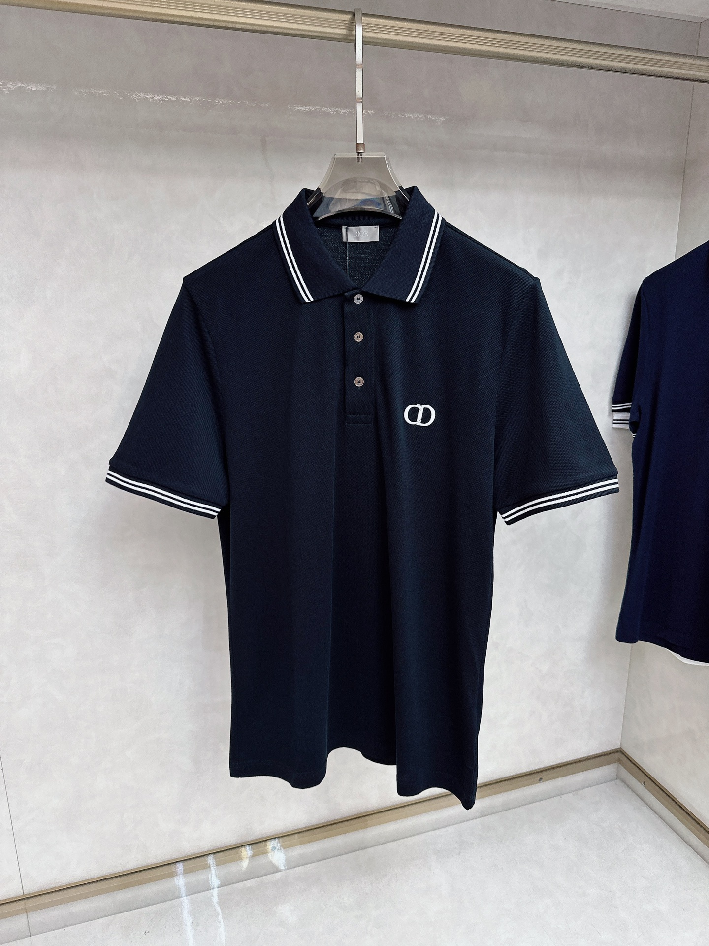  迪奥 2025春夏新款男士翻领衫短袖 柜台同步发售  简洁时尚百搭 高端品质 胸前凹凸logo设计 袖