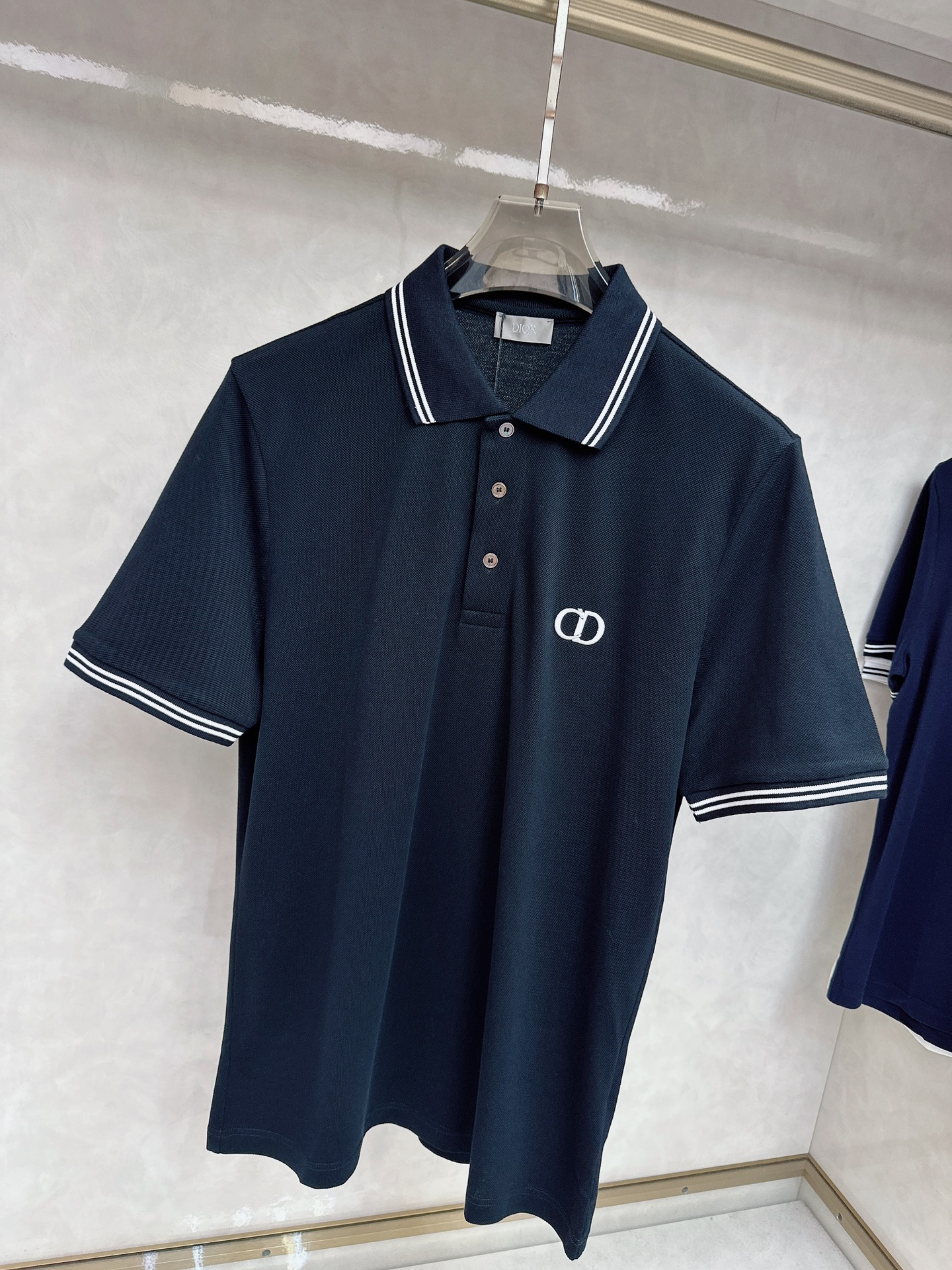  迪奥 2025春夏新款男士翻领衫短袖 柜台同步发售  简洁时尚百搭 高端品质 胸前凹凸logo设计 袖