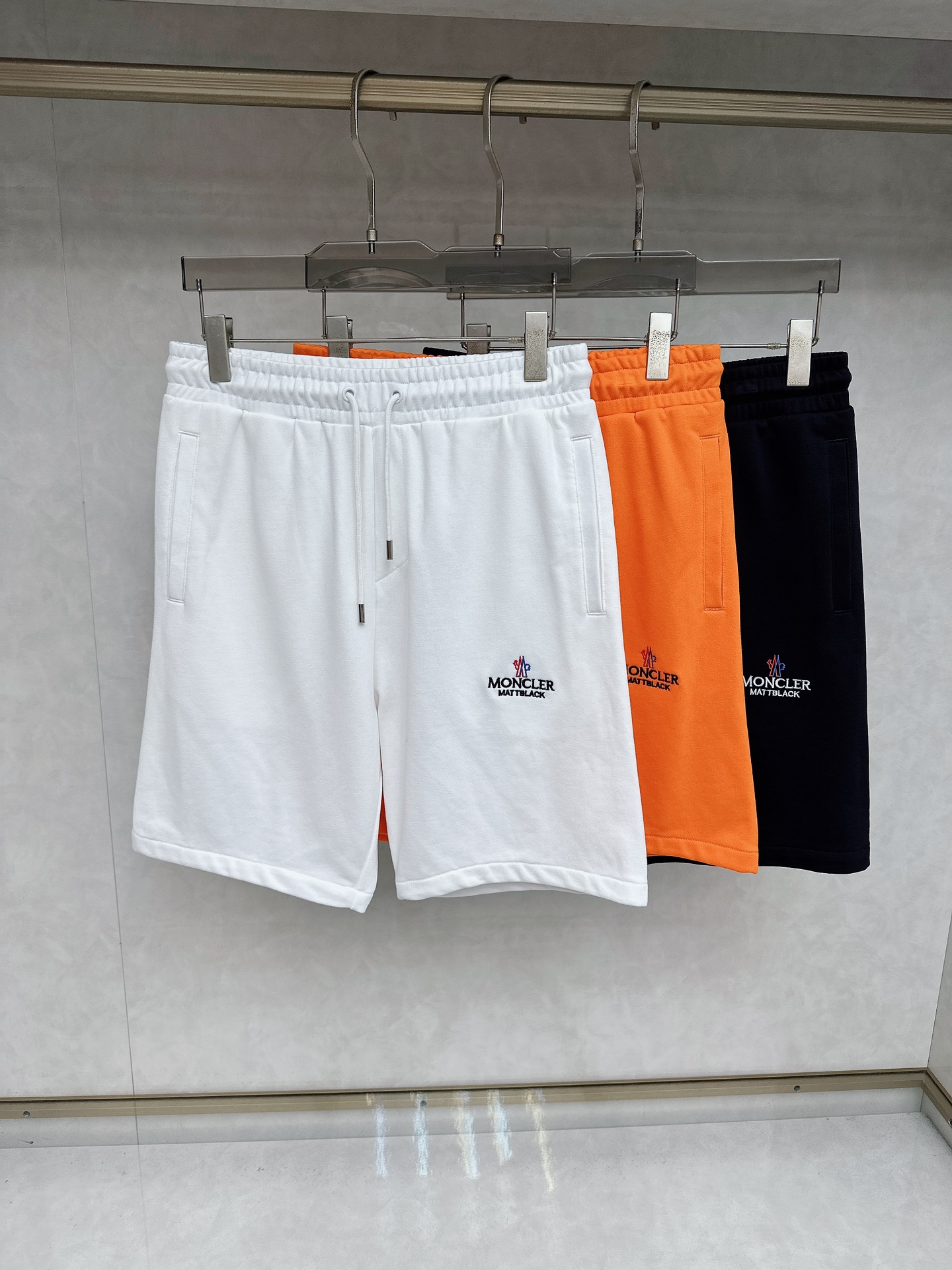 NO:479065,The new casual shorts for summer 2025!  The official website is released simultaneously. The brand's classic LOGO casual pants, customized fabric, excellent comfort, strong hand touch. Extremely recognizable, perfect quality craftsmanship. Size S-3xl, Moncler, shorts, alexander wang19860909蒙口 2025夏季新款休闲短裤！官网同步发售.品牌经典LOGO休闲裤 ,定制面料,舒适度极好,手触感强烈.辨识度极高,完美品相工艺. 尺码S-3xl,,Moncler,shorts,alexander wang,Men's clothing