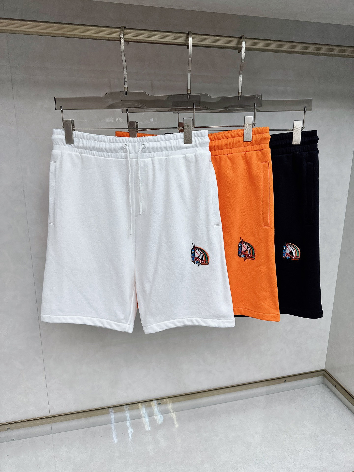 NO:479072,Hermes 2025 summer new casual shorts!  The official website is released simultaneously. The brand's classic LOGO casual pants, customized fabric, excellent comfort and strong hand touch. Very high recognition and perfect quality craftsmanship. Size S-3xl,, hermes, shorts, alexander wang19860909爱马仕 2025夏季新款休闲短裤！官网同步发售.品牌经典LOGO休闲裤 ,定制面料,舒适度极好,手触感强烈.辨识度极高,完美品相工艺. 尺码S-3xl,,hermes,shorts,alexander wang,Men's clothing