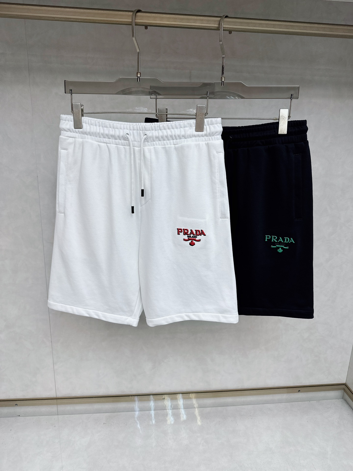 NO:479086,Prada 2025 summer new casual shorts!  The official website is released simultaneously. The brand's classic LOGO casual pants, customized fabric, excellent comfort, strong hand touch. Extremely recognizable, perfect quality craftsmanship. Size S-3xl,,prada, shorts,alexander wang19860909普拉达 2025夏季新款休闲短裤！官网同步发售.品牌经典LOGO休闲裤 ,定制面料,舒适度极好,手触感强烈.辨识度极高,完美品相工艺. 尺码S-3xl,,prada,shorts,alexander wang,Men's clothing