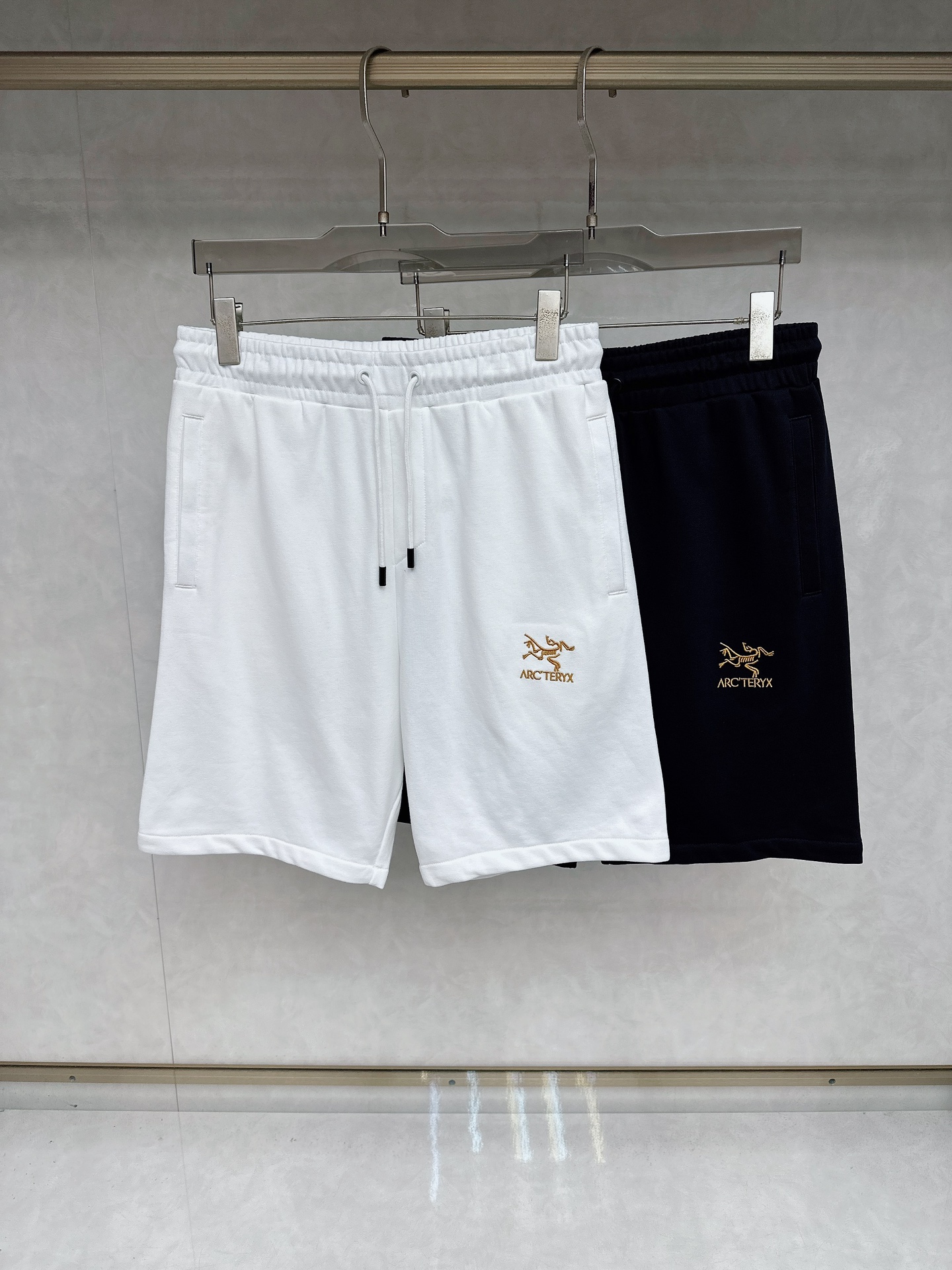 NO:479093,Archaeopteryx 2025 summer new casual shorts!  The official website is released simultaneously. The brand's classic LOGO casual pants, customized fabric, excellent comfort, strong hand touch. Extremely recognizable, perfect quality craftsmanship. Size S-3xl, arc'teryx, shorts, alexander wang19860909始祖鸟 2025夏季新款休闲短裤！官网同步发售.品牌经典LOGO休闲裤 ,定制面料,舒适度极好,手触感强烈.辨识度极高,完美品相工艺. 尺码S-3xl,arc'teryx,shorts,alexander wang,Men's clothing