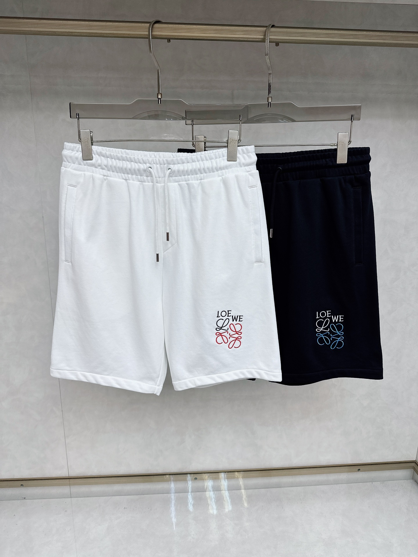 NO:479120,Luo Yiwei 2025 summer new casual shorts!  The official website is released simultaneously. The brand's classic LOGO casual pants, customized fabric, excellent comfort and strong hand touch. Very high recognition and perfect quality craftsmanship. Size S-3xl,,loewe, shorts,alexander wang19860909罗意威 2025夏季新款休闲短裤！官网同步发售.品牌经典LOGO休闲裤 ,定制面料,舒适度极好,手触感强烈.辨识度极高,完美品相工艺. 尺码S-3xl,,loewe,shorts,alexander wang,Men's clothing