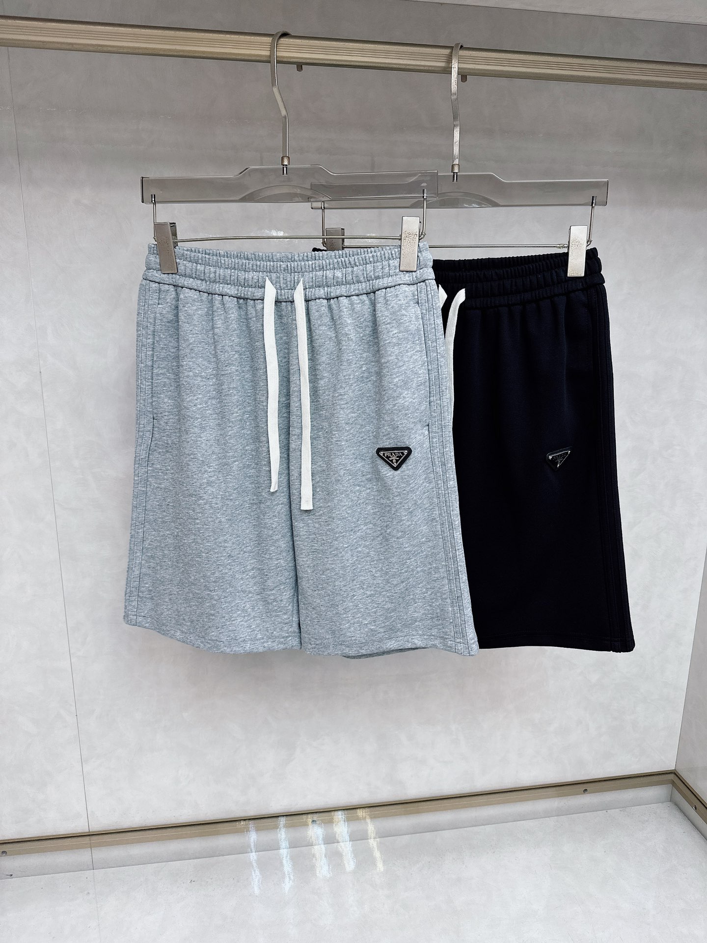 NO:479128,Prada 2025 summer new casual shorts!  The official website is released simultaneously. The brand's classic LOGO casual pants, customized fabric, excellent comfort, strong hand touch. Extremely recognizable, perfect quality craftsmanship. Size S-3xl,,prada, shorts,alexander wang19860909普拉达 2025夏季新款休闲短裤！官网同步发售.品牌经典LOGO休闲裤 ,定制面料,舒适度极好,手触感强烈.辨识度极高,完美品相工艺. 尺码S-3xl,,prada,shorts,alexander wang,Men's clothing