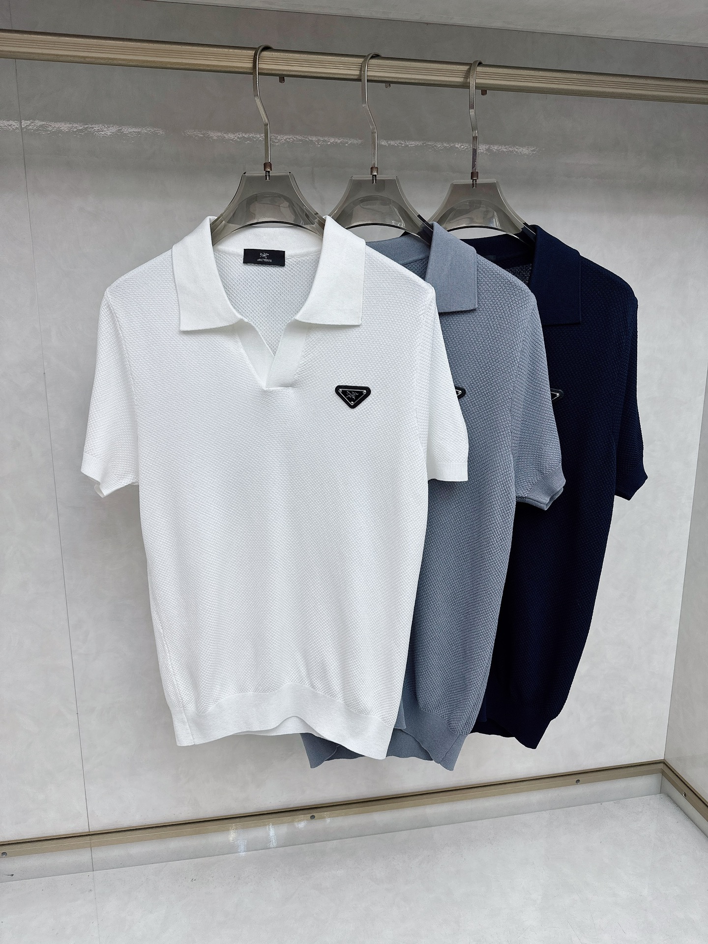 NO:479137,Archaeopteryx, top quality 2025 spring and summer new product knitted short-sleeved, mulberry silk + knitted fabric, soft feel. Top imported private goods, time-designed trendy short-sleeved sweaters, without losing luxury. The quality is unquestionable. The upper body effect is excellent, the same as the luxury official website!  Size M-4XL, arc'teryx, T-shirt, alexander wang19860909始祖鸟,顶级品质 2025春夏新品针织短袖,桑蚕丝+针织面料,手感柔软.顶级进口私货,时间设计潮流短袖针织衫,不失奢华 品质毋庸置疑 上身效果超赞,奢华官网同款！尺码M-4XL,arc'teryx,T-shirt,alexander wang,Men's clothing