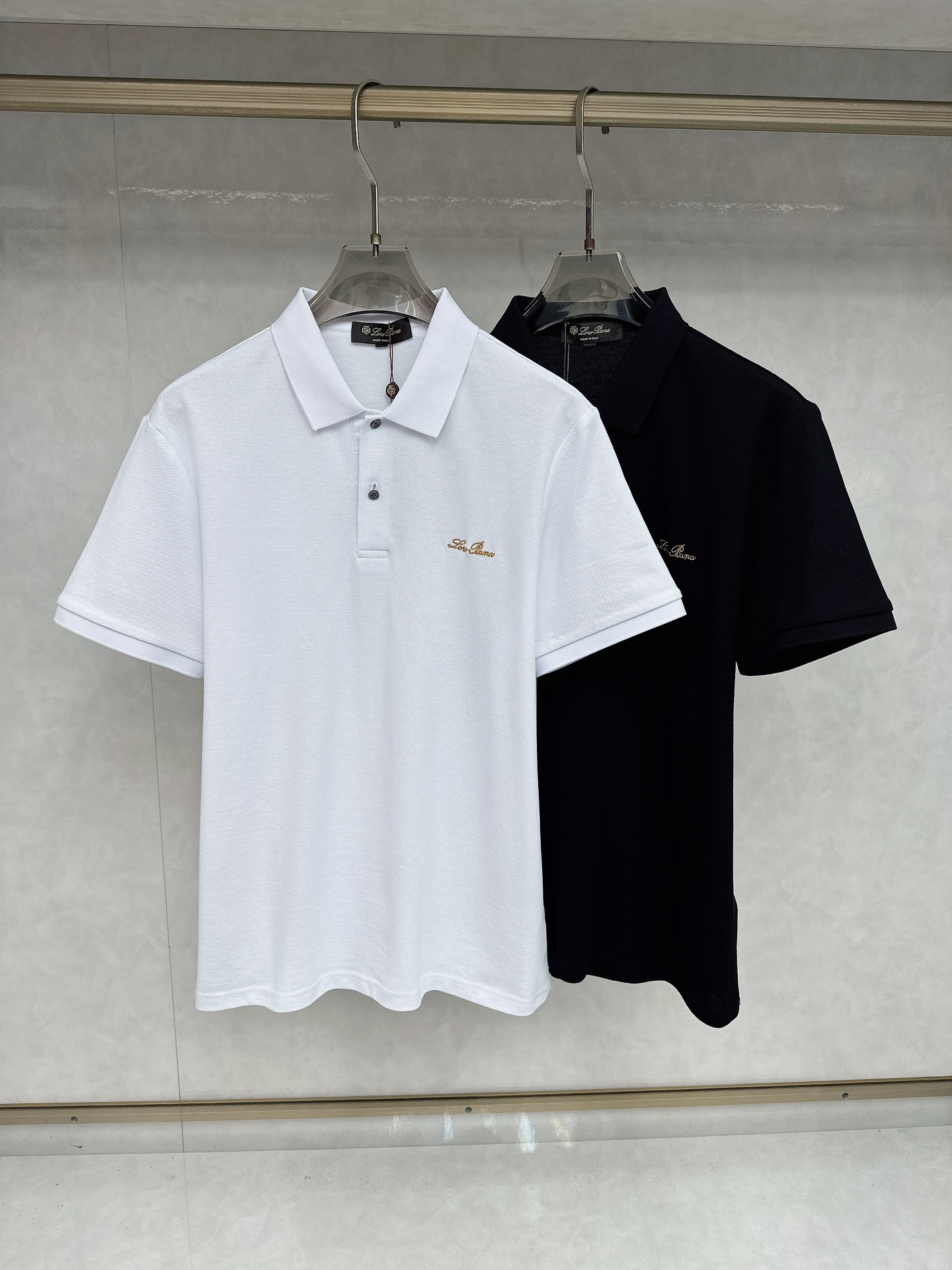 NO:479180,LP spring and summer new men's short-sleeved Polo shirt, the latest brand design element!  Neither monotonous nor complicated, it shows taste just right!  Customer-supplied top-quality custom bead flooring fabrics!  Comfortable, sweat-absorbing and breathable, the unique high-end fabric presents a simple and elegant temperament!  Clarinet plaid pattern design!  Leather logo pattern design on chest!  Full three-dimensional! Standard cutting design!  Every detail is a synchronized with high-end fashion. Size: M-4XL, loro piana, T-shirt, alexander wang19860909LP 春夏新款男士短袖Polo衫,品牌最新设计元素！既不单调也不复杂,恰到好处的展现品味！客供顶级定制珠地棉面料！舒适吸汗透气根本不在话下,面料独具的高奢感呈现简约优雅气质！领口格子图案设计！胸前皮革logo图案设计！饱满立体!标准裁剪设计！每一处细节都是与高端时尚同步的体现 尺码:M-4XL,,loro piana,T-shirt,alexander wang,Men's clothing