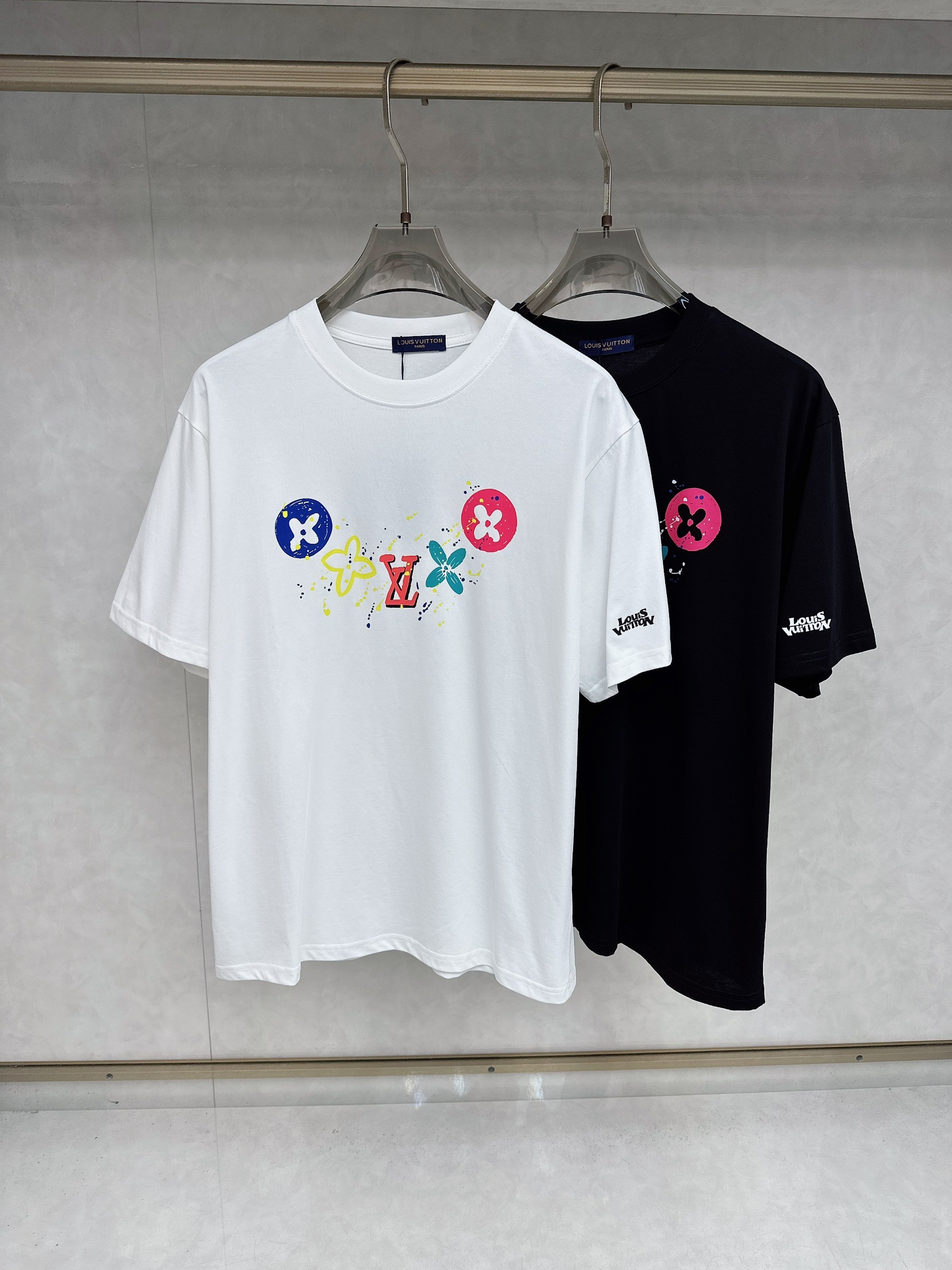 NO:455597,LV 25 spring and summer new original single men's short-sleeved T-shirt is released simultaneously on the counter. Hot style, simple, fashionable and versatile, high-end quality, classic design, customized cotton fabric, comfortable to wear, breathable, high-grade and texture, simple, generous and decent, fashionable and unique, casual, handsome and stylish, showing the temperament of a big brand. Size S-2xl (please report height and weight when ordering),,louis vuitton, T-shirt,tees, t-shirt,alexander wang19860909LV 25春夏新款原单男士短袖T恤 柜台同步发售 爆款 简洁时尚百搭 高端品质 经典设计,定制纯棉面料 穿着舒适 透气 档次高很有质感 简单大方得体 时尚不失个性 上身休闲随性 帅气有型 彰显大牌气质.尺码S-2xl（下单请报身高体重),,louis vuitton,T-shirt,tees，t-shirt,alexander wang,Men's clothing