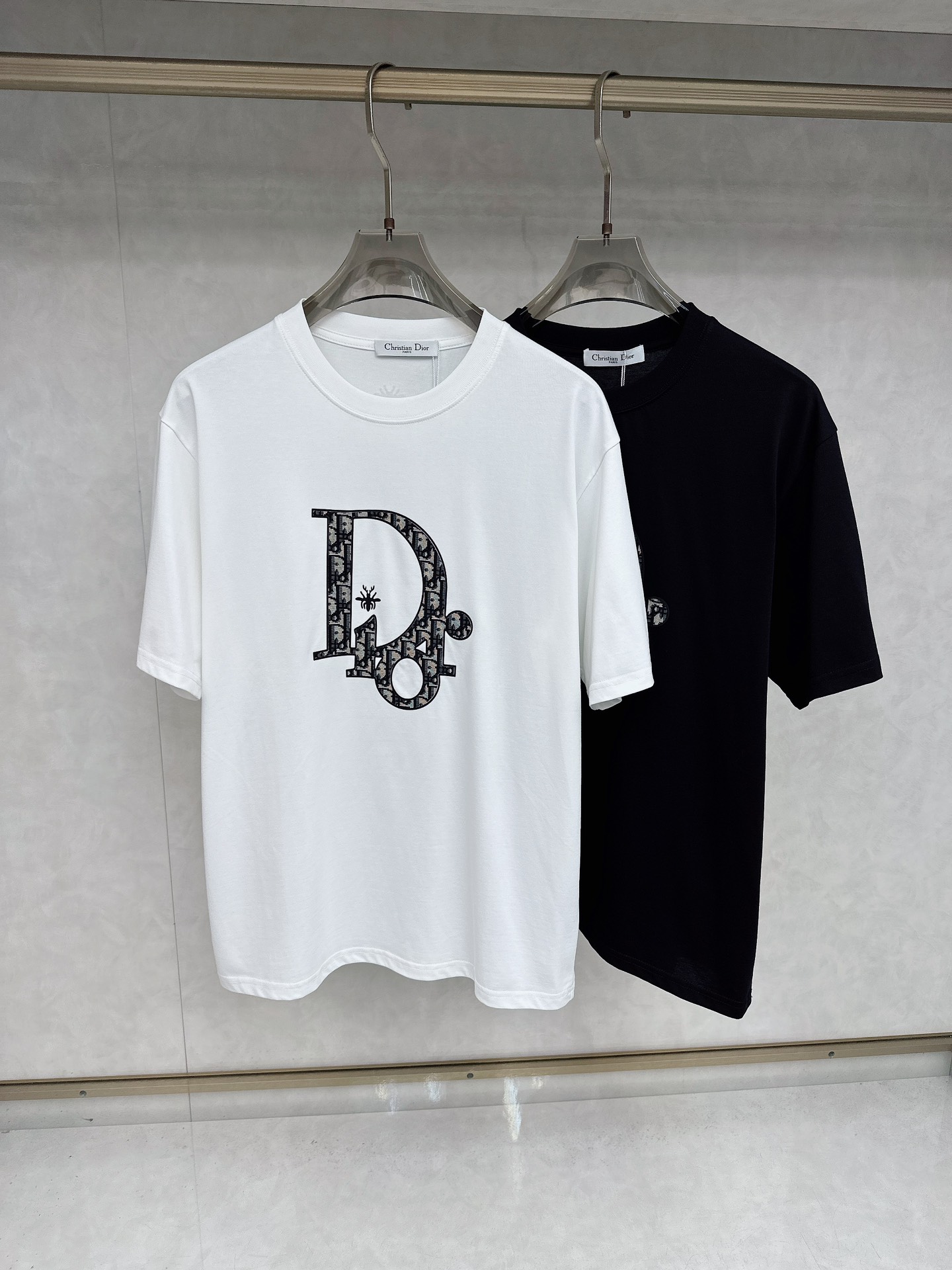 NO:455602,Dior 25 spring and summer new original single men's short-sleeved T-shirt is released simultaneously on the counter. Hot style, simple, fashionable and versatile, high-end quality, classic design, customized pure cotton fabric, comfortable to wear, breathable, high-grade and texture, simple, generous and decent, fashionable and unique, casual, handsome and stylish, showing the temperament of a big brand. Size S-2xl (please report height and weight if you place an order),,dior,T-shirt,tees,t-shirt,alexander wang19860909迪奥 25春夏新款原单男士短袖T恤 柜台同步发售 爆款 简洁时尚百搭 高端品质 经典设计,定制纯棉面料 穿着舒适 透气 档次高很有质感 简单大方得体 时尚不失个性 上身休闲随性 帅气有型 彰显大牌气质.尺码S-2xl（下单请报身高体重),,dior,T-shirt,tees，t-shirt,alexander wang,Men's clothing