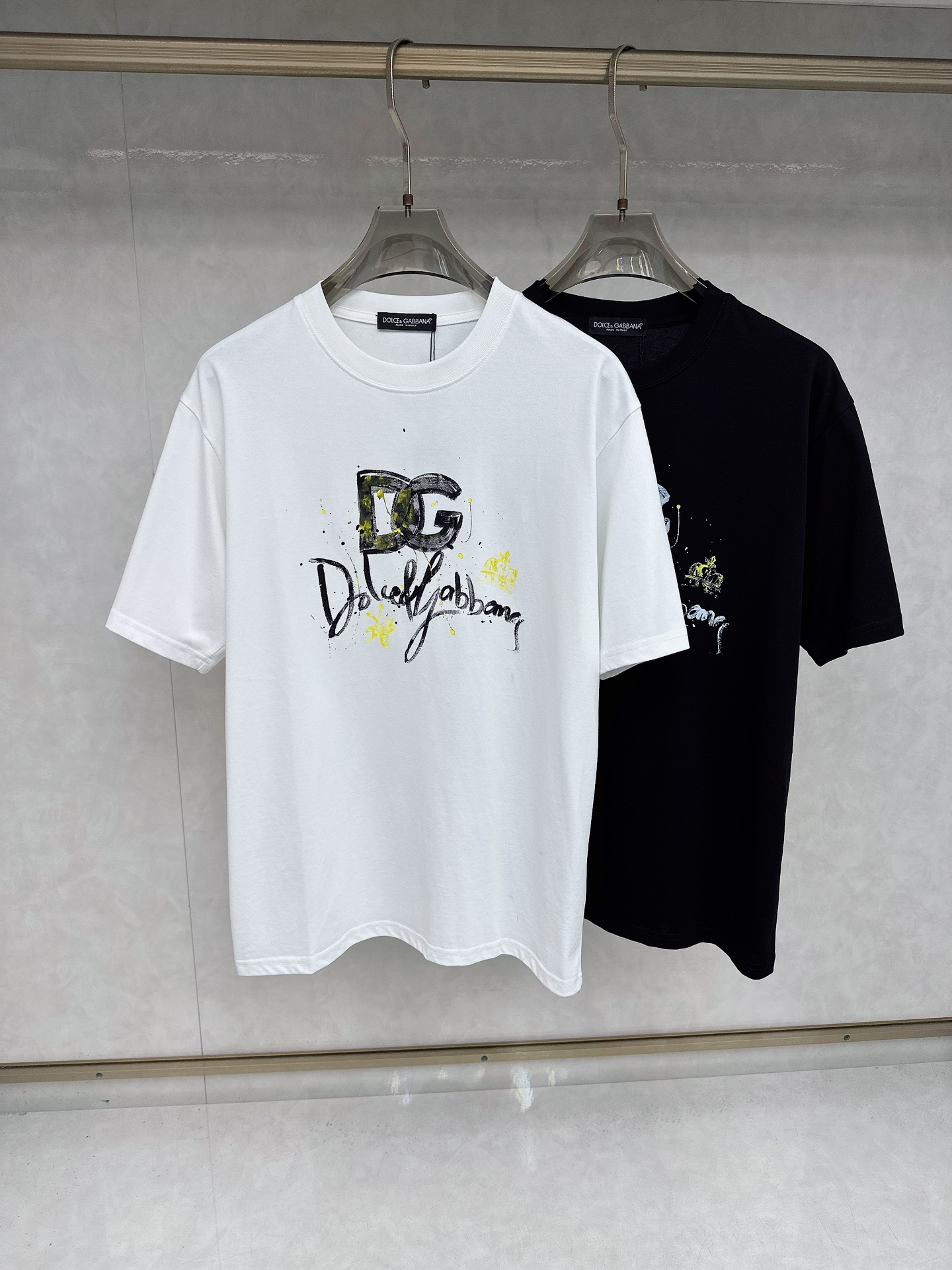 NO:455607,DG 25 spring and summer new original single men's short-sleeved T-shirt is released simultaneously on the counter. Hot style, simple, fashionable and versatile, high-end quality, classic design, customized pure cotton fabric, comfortable to wear, breathable, high-grade and texture, simple, generous and decent, fashionable and unique, casual, handsome and stylish, showing the temperament of a big brand. Size S-2xl (please report height and weight when ordering),, T-shirt,tees, t-shirt,alexander wang19860909DG 25春夏新款原单男士短袖T恤 柜台同步发售 爆款 简洁时尚百搭 高端品质 经典设计,定制纯棉面料 穿着舒适 透气 档次高很有质感 简单大方得体 时尚不失个性 上身休闲随性 帅气有型 彰显大牌气质.尺码S-2xl（下单请报身高体重),,T-shirt,tees，t-shirt,alexander wang,Men's clothing