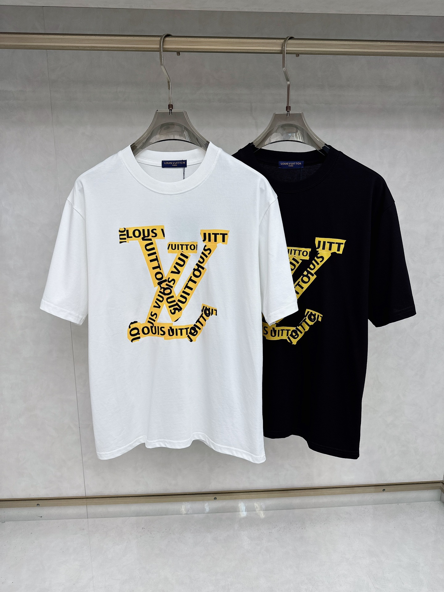 NO:455612,LV 25 spring and summer new original single men's short-sleeved T-shirt is released simultaneously on the counter. Hot style, simple, fashionable and versatile, high-end quality, classic design, customized cotton fabric, comfortable to wear, breathable, high-grade and texture, simple, generous and decent, fashionable and unique, casual, handsome and stylish, showing the temperament of a big brand. Size S-2xl (please report height and weight when ordering),,louis vuitton, T-shirt,tees, t-shirt,alexander wang19860909LV 25春夏新款原单男士短袖T恤 柜台同步发售 爆款 简洁时尚百搭 高端品质 经典设计,定制纯棉面料 穿着舒适 透气 档次高很有质感 简单大方得体 时尚不失个性 上身休闲随性 帅气有型 彰显大牌气质.尺码S-2xl（下单请报身高体重),,louis vuitton,T-shirt,tees，t-shirt,alexander wang,Men's clothing