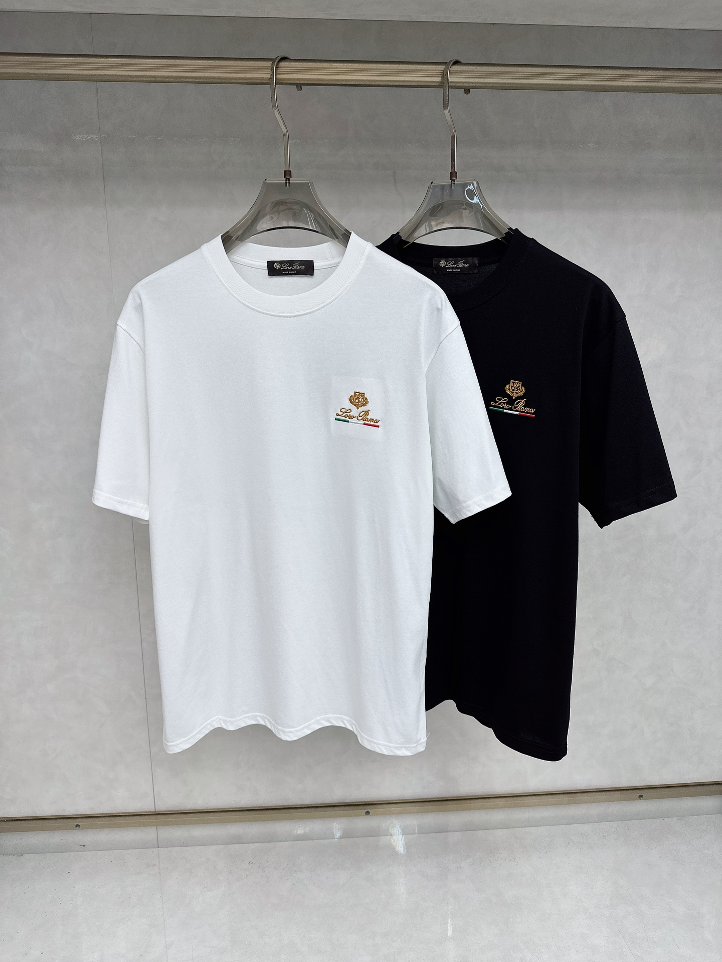 NO:455615,L Spring and Summer new original single men's short-sleeved T-shirt is released simultaneously on the counter. Hot style, simple, fashionable and versatile, high-end quality, classic design, customized pure cotton fabric, comfortable to wear, breathable, high-grade and textured, simple, generous and decent, fashionable and unique, casual, handsome and stylish, showing the temperament of a big brand. Size S-2xl (please report height and weight when ordering),, T-shirt,tees, t-shirt,alexander wang19860909L春夏新款原单男士短袖T恤 柜台同步发售 爆款 简洁时尚百搭 高端品质 经典设计,定制纯棉面料 穿着舒适 透气 档次高很有质感 简单大方得体 时尚不失个性 上身休闲随性 帅气有型 彰显大牌气质.尺码S-2xl（下单请报身高体重),,T-shirt,tees，t-shirt,alexander wang,Men's clothing