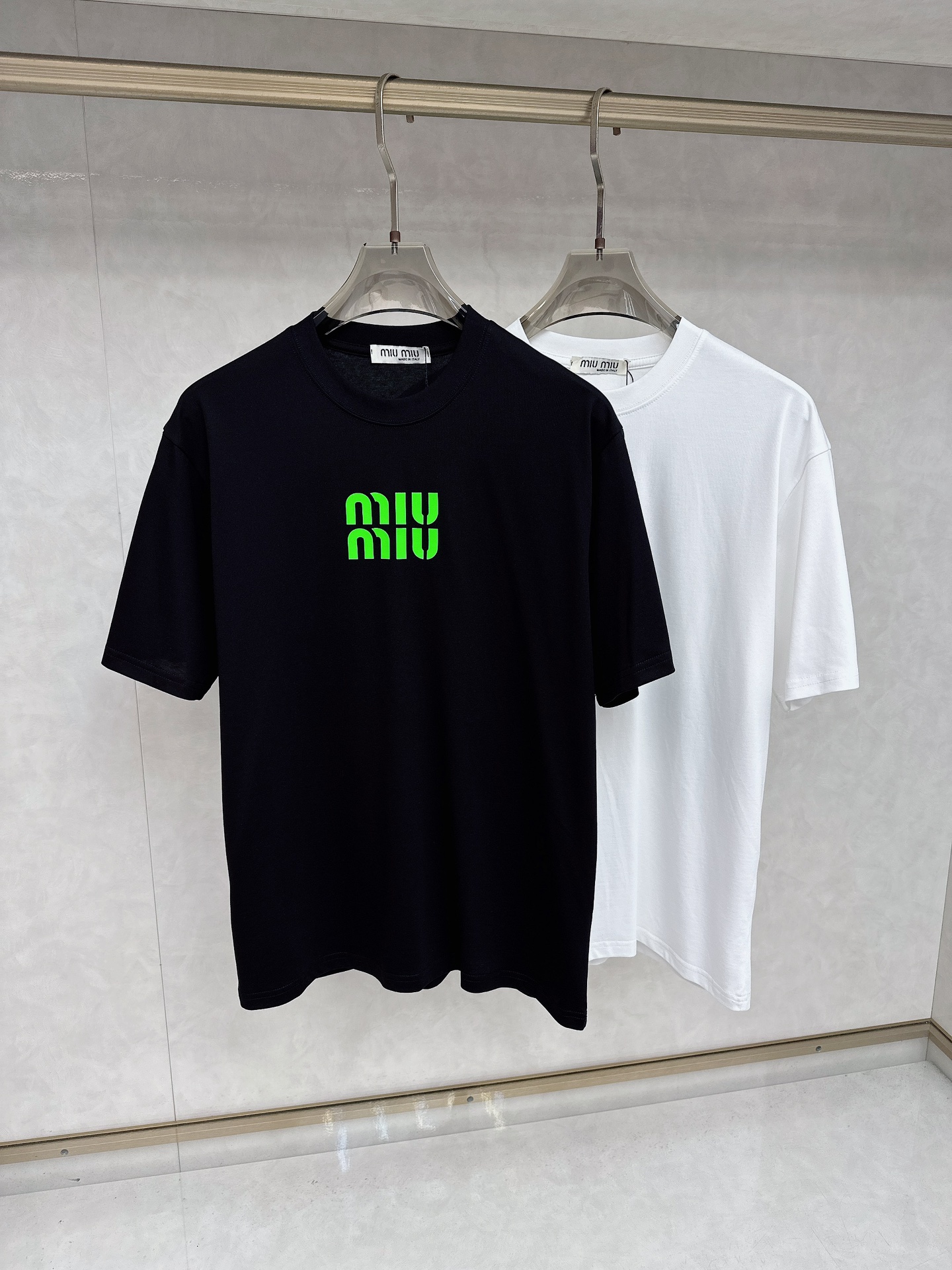 NO:455621,25 spring and summer new original single men's short-sleeved T-shirt is released simultaneously on the counter. Hot style, simple, fashionable and versatile, high-end quality, classic design, customized pure cotton fabric, comfortable to wear, breathable, high-grade and texture, simple, generous and decent, fashionable and unique, casual, handsome and stylish, showing the temperament of a big brand. Size S-2xl (please report height and weight when ordering),, T-shirt,tees, t-shirt,alexander wang1986090925春夏新款原单男士短袖T恤 柜台同步发售 爆款 简洁时尚百搭 高端品质 经典设计,定制纯棉面料 穿着舒适 透气 档次高很有质感 简单大方得体 时尚不失个性 上身休闲随性 帅气有型 彰显大牌气质.尺码S-2xl（下单请报身高体重),,T-shirt,tees，t-shirt,alexander wang,Men's clothing