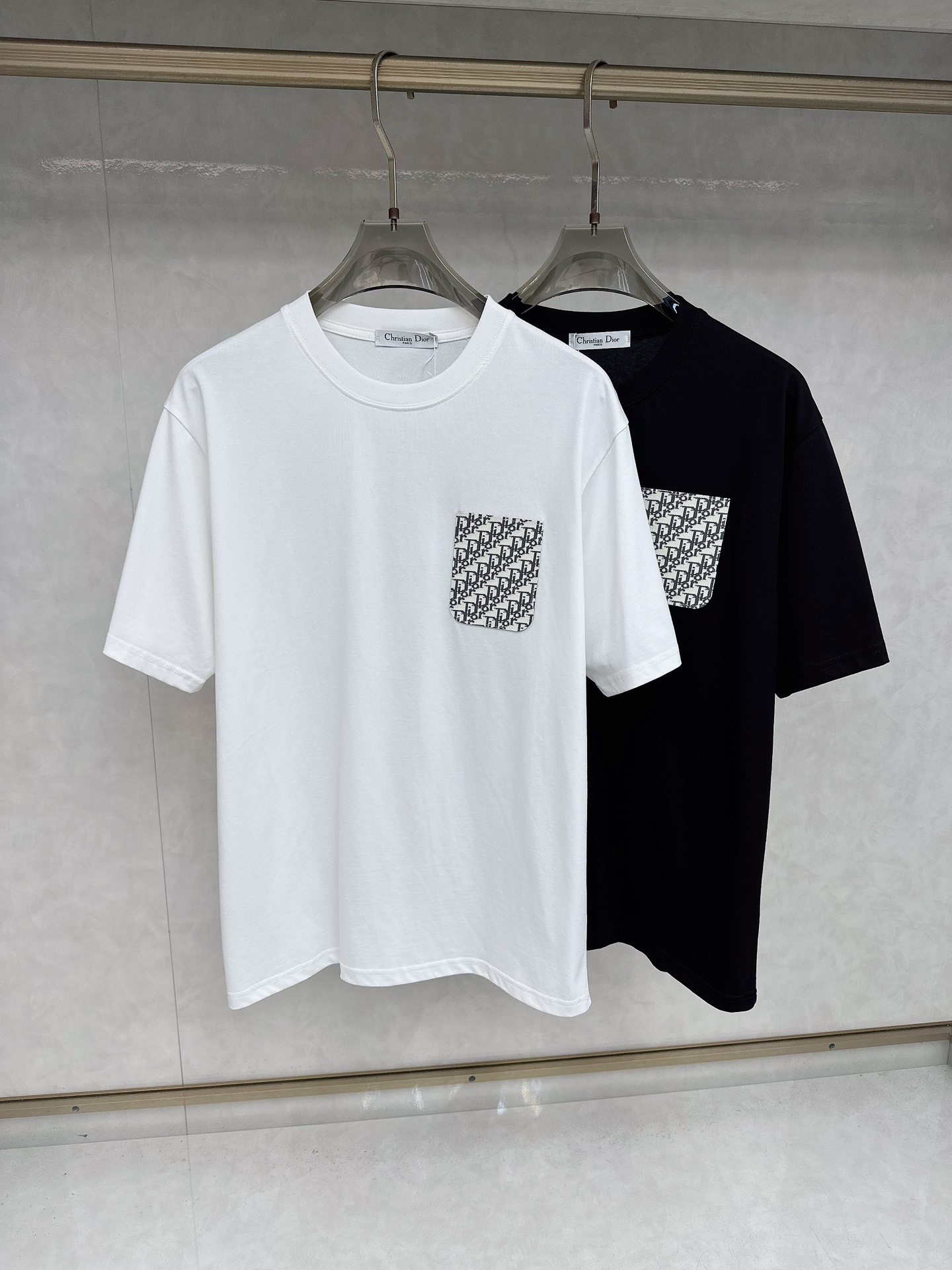 NO:455633,Dior 25 spring and summer new original single men's short-sleeved T-shirt is released simultaneously on the counter. Hot style, simple, fashionable and versatile, high-end quality, classic design, customized pure cotton fabric, comfortable to wear, breathable, high-grade and texture, simple, generous and decent, fashionable and unique, casual, handsome and stylish, showing the temperament of a big brand. Size S-2xl (please report height and weight if you place an order),,dior,T-shirt,tees,t-shirt,alexander wang19860909迪奥 25春夏新款原单男士短袖T恤 柜台同步发售 爆款 简洁时尚百搭 高端品质 经典设计,定制纯棉面料 穿着舒适 透气 档次高很有质感 简单大方得体 时尚不失个性 上身休闲随性 帅气有型 彰显大牌气质.尺码S-2xl（下单请报身高体重),,dior,T-shirt,tees，t-shirt,alexander wang,Men's clothing