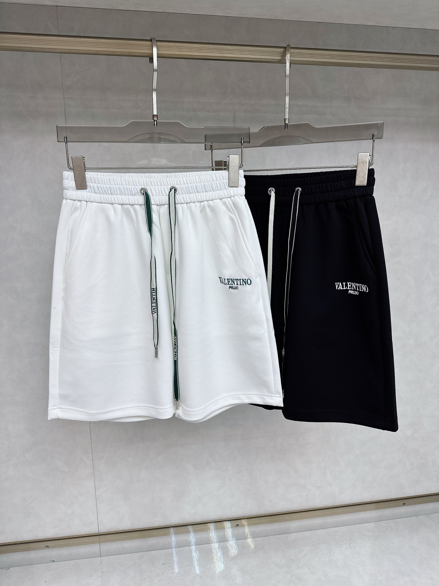Valentino Summer Man’s Leisure Shorts: Custom-made Air-Fruit for Ultimate Comfort - 图片 1