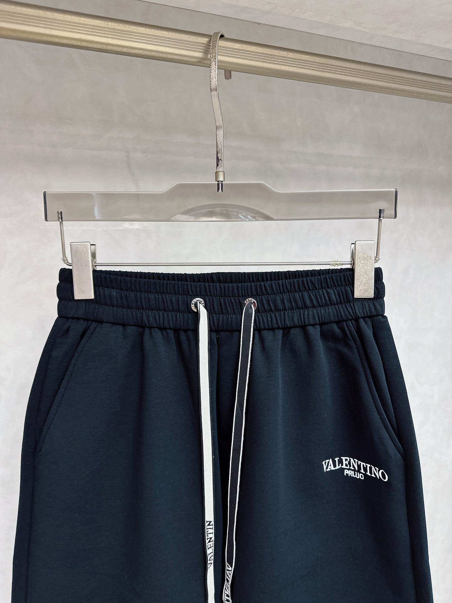 Valentino Summer Man’s Leisure Shorts: Custom Air-Fruit, Comfortable, Impeccable Details, Original Logo Design. - 图片 3
