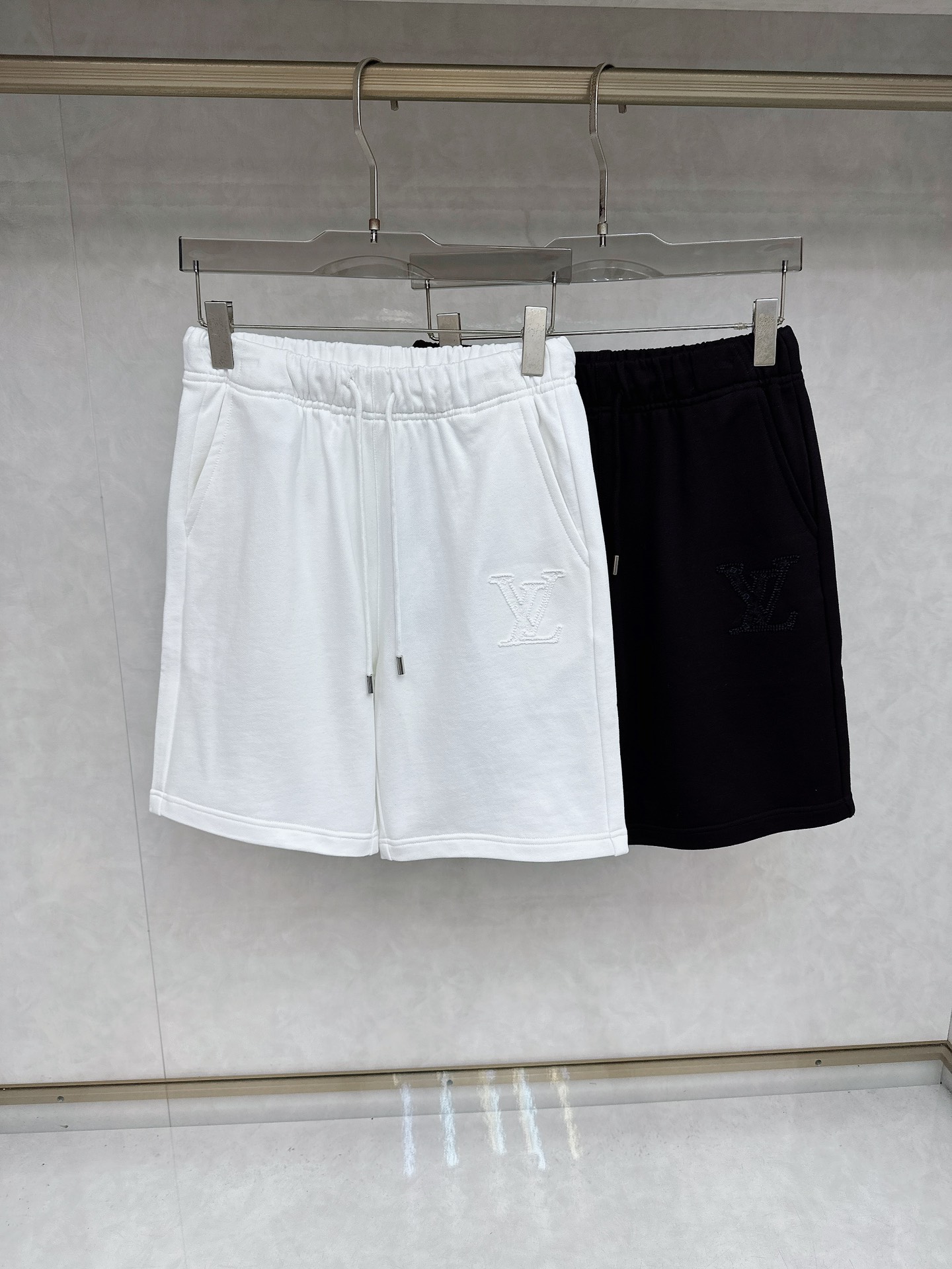 NO:449868,LV 2025 summer new men's casual shorts, high-end custom fabric breathable fabric, extremely breathable, elastic and comfortable, impeccable details, top-level auxiliary materials, original logo design concept, delicate and soft feel!  The upper body style is excellent!  Size M-XXXL order to report height and weight, louis vuitton, shorts, alexander wang19860909LV 2025夏季新款男士休闲短裤,高级定制面料透气面料 透气弹力舒适度极高,细节无可挑剔,顶级辅料配备,原版logo设计理念,手感细腻柔软！上身版型超赞！尺码M-XXXL下单报身高体重,,louis vuitton,shorts,alexander wang,Men's clothing