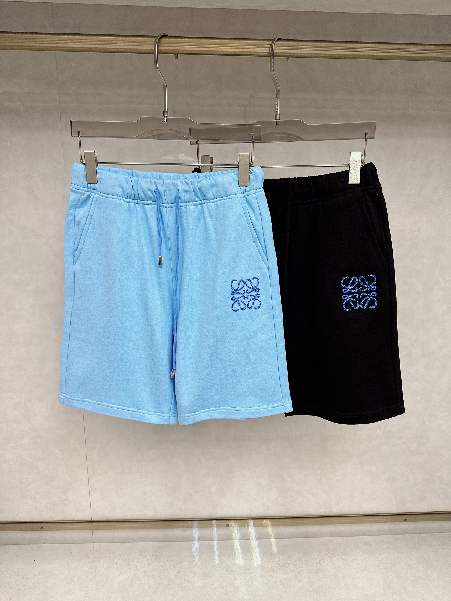 NO:449873,Luo Yiwei 2025 summer new men's casual shorts, high-end custom fabric breathable fabric, extremely breathable, elastic and comfortable, impeccable details, top-level auxiliary materials, original logo design concept, delicate and soft feel!  The upper body style is excellent!  Size M-XXXL order to report height and weight, loewe, shorts, alexander wang19860909罗意威 2025夏季新款男士休闲短裤,高级定制面料透气面料 透气弹力舒适度极高,细节无可挑剔,顶级辅料配备,原版logo设计理念,手感细腻柔软！上身版型超赞！尺码M-XXXL下单报身高体重,,loewe,shorts,alexander wang,Men's clothing