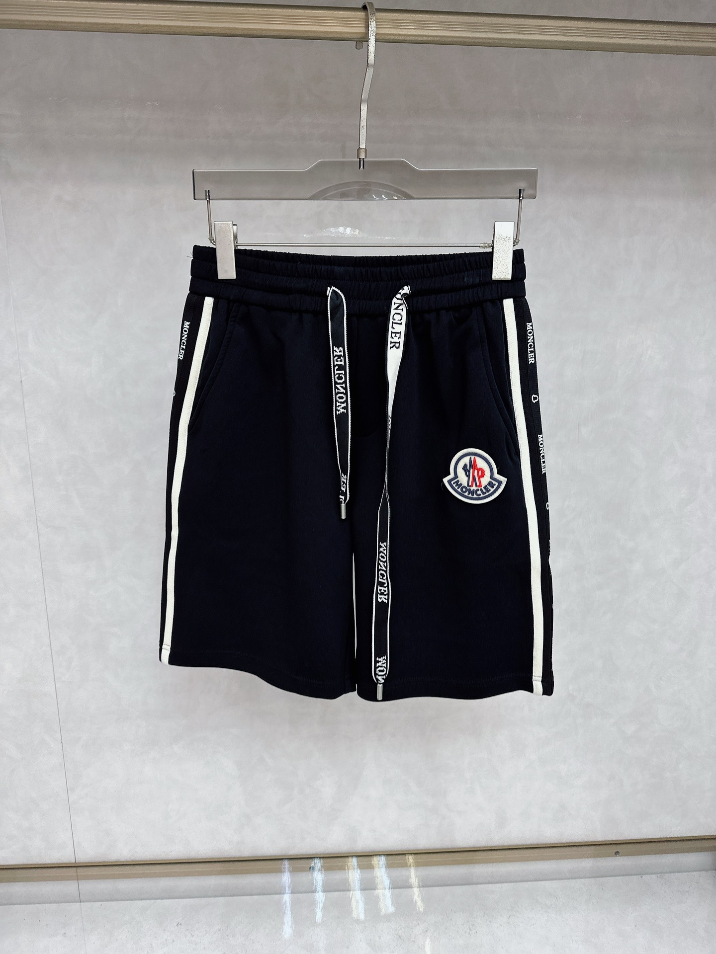 NO:449878,The new 2025 summer casual shorts for men, high-end custom fabric breathable fabric, extremely breathable elastic and comfortable, impeccable details, top-level auxiliary materials, original logo design concept, delicate and soft feel!  The upper body style is excellent!  Size M-XXXL order to report height and weight, Moncler, shorts, alexander wang19860909蒙口 2025夏季新款男士休闲短裤,高级定制面料透气面料 透气弹力舒适度极高,细节无可挑剔,顶级辅料配备,原版logo设计理念,手感细腻柔软！上身版型超赞！尺码M-XXXL下单报身高体重,,Moncler,shorts,alexander wang,Men's clothing